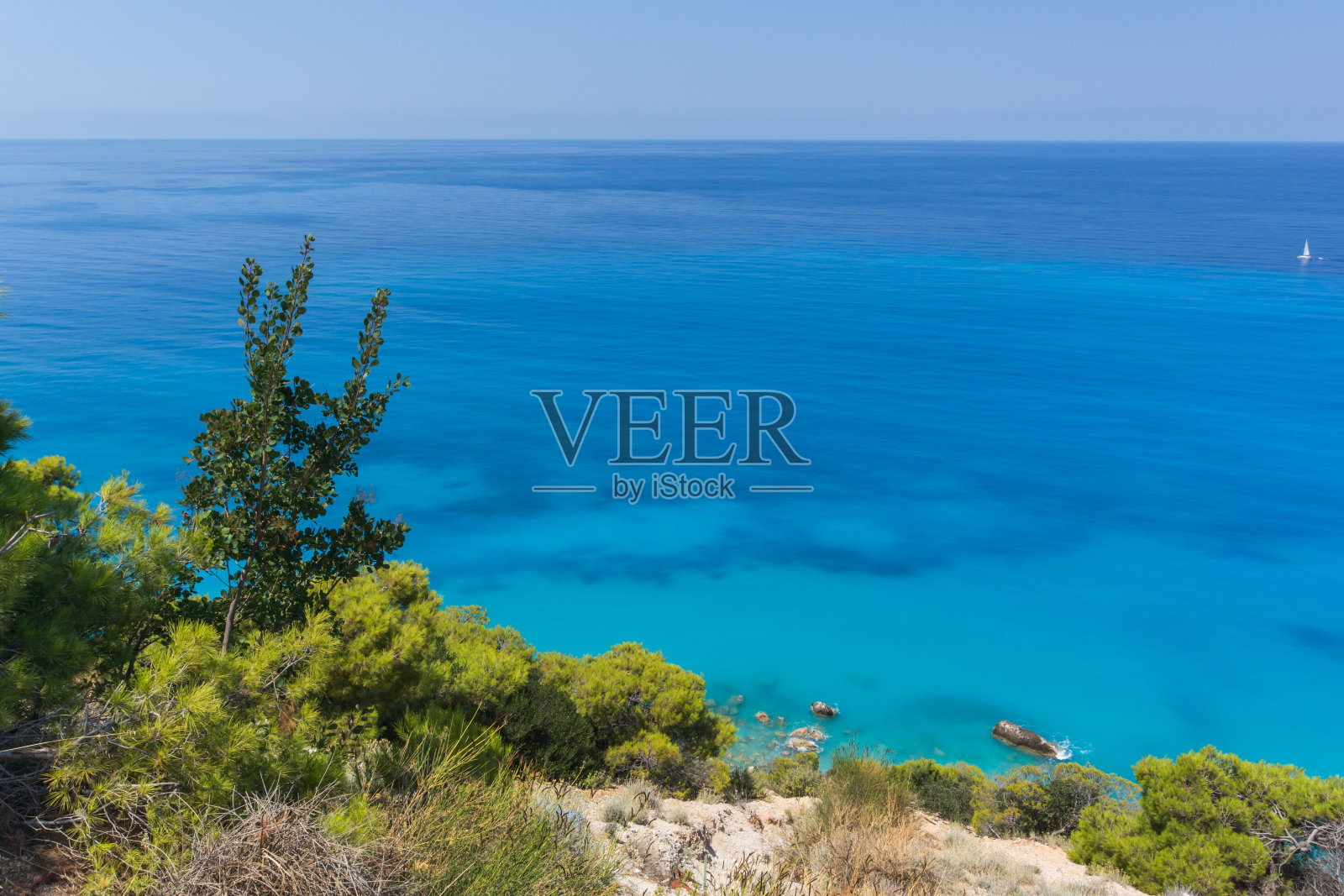 希腊莱夫卡达的蓝色水域全景照片摄影图片