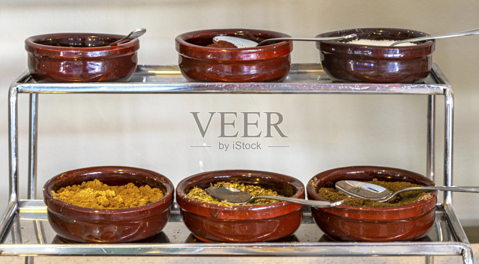 自助餐上各种各样的香草和香料照片摄影图片