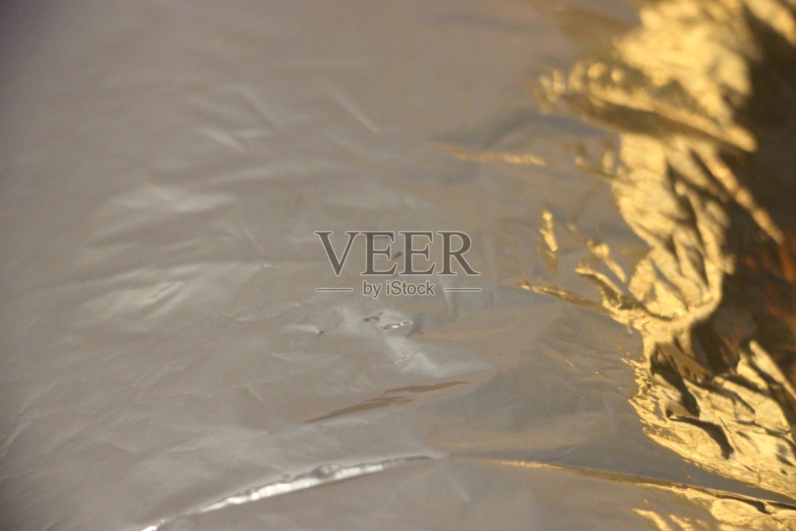 皱巴巴的金色青铜箔真实纹理背景照片摄影图片