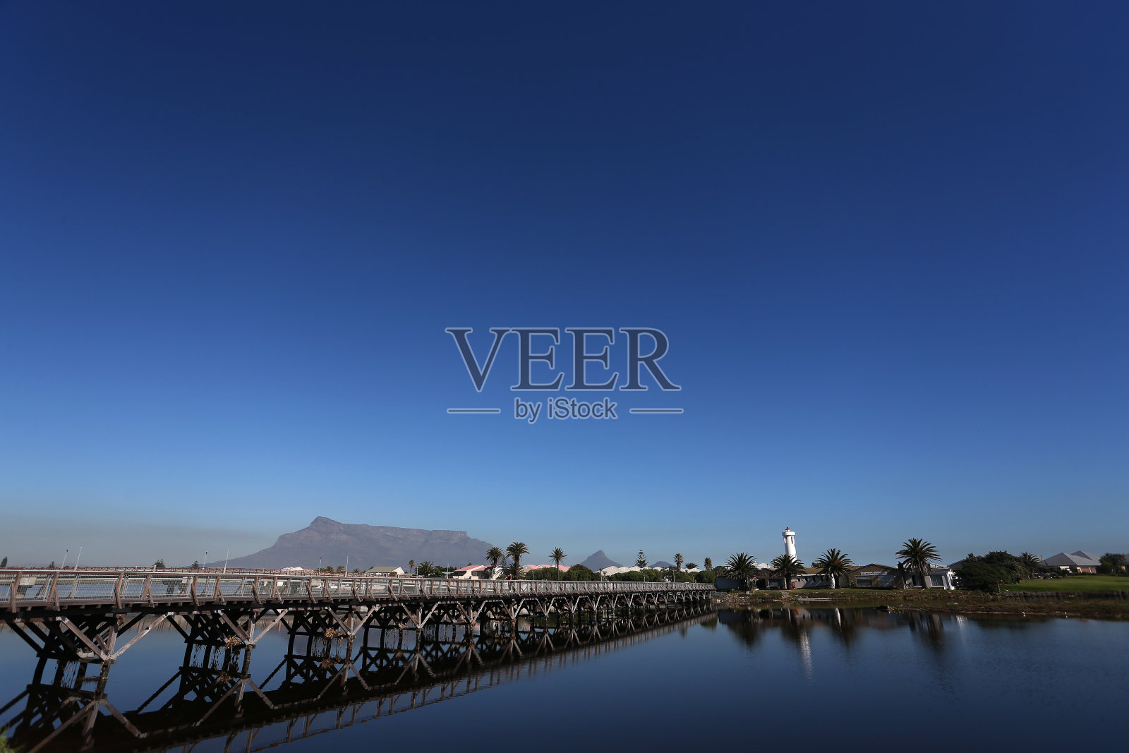 具有灯塔和桌山的历史悠久的米尔顿木桥照片摄影图片