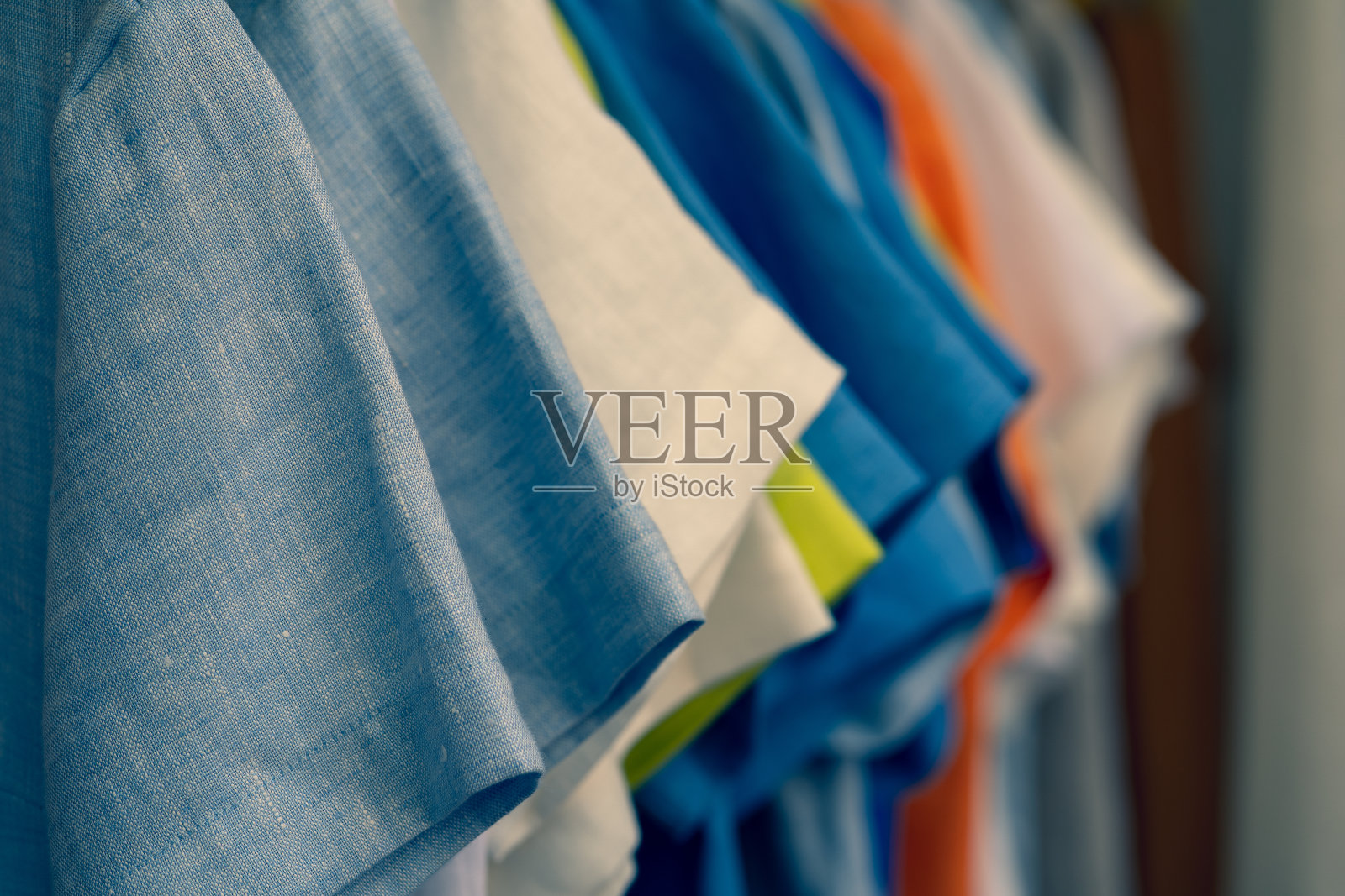 色彩缤纷的短袖夏装照片摄影图片