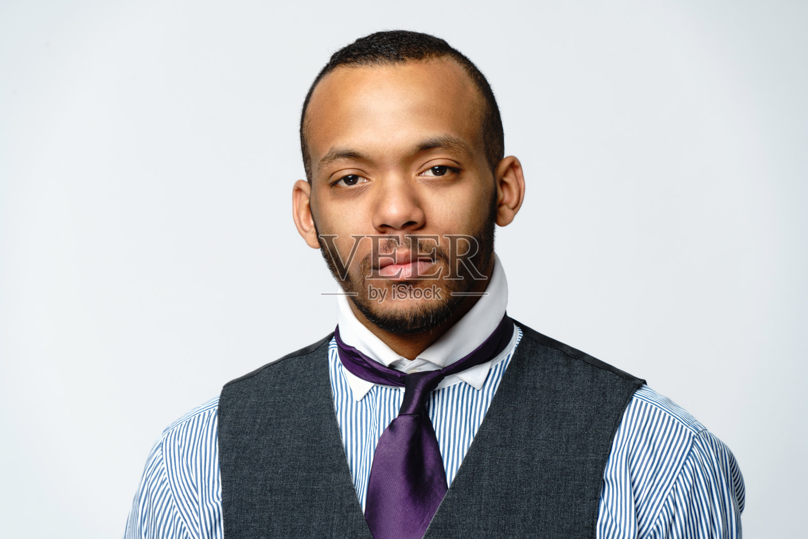 非裔美国人的肖像在灰色的背景照片摄影图片