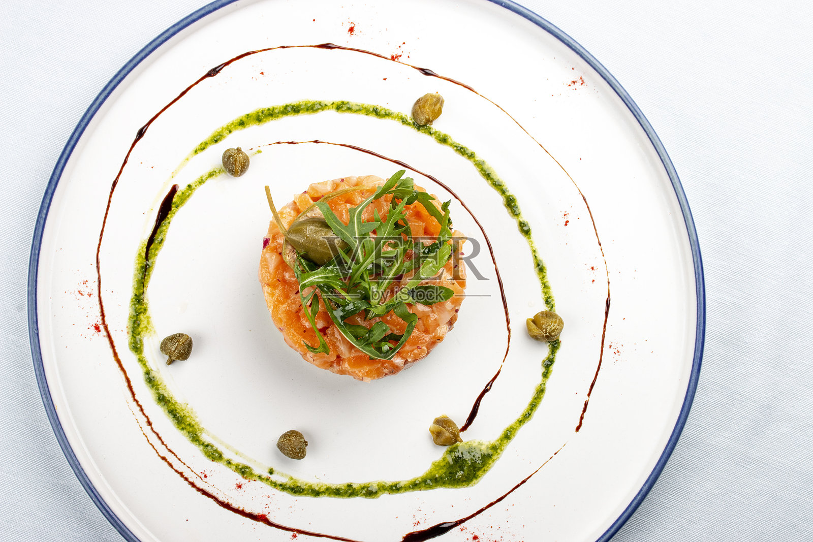 塔塔酒配鲑鱼芝麻菜和鳄梨慕斯照片摄影图片