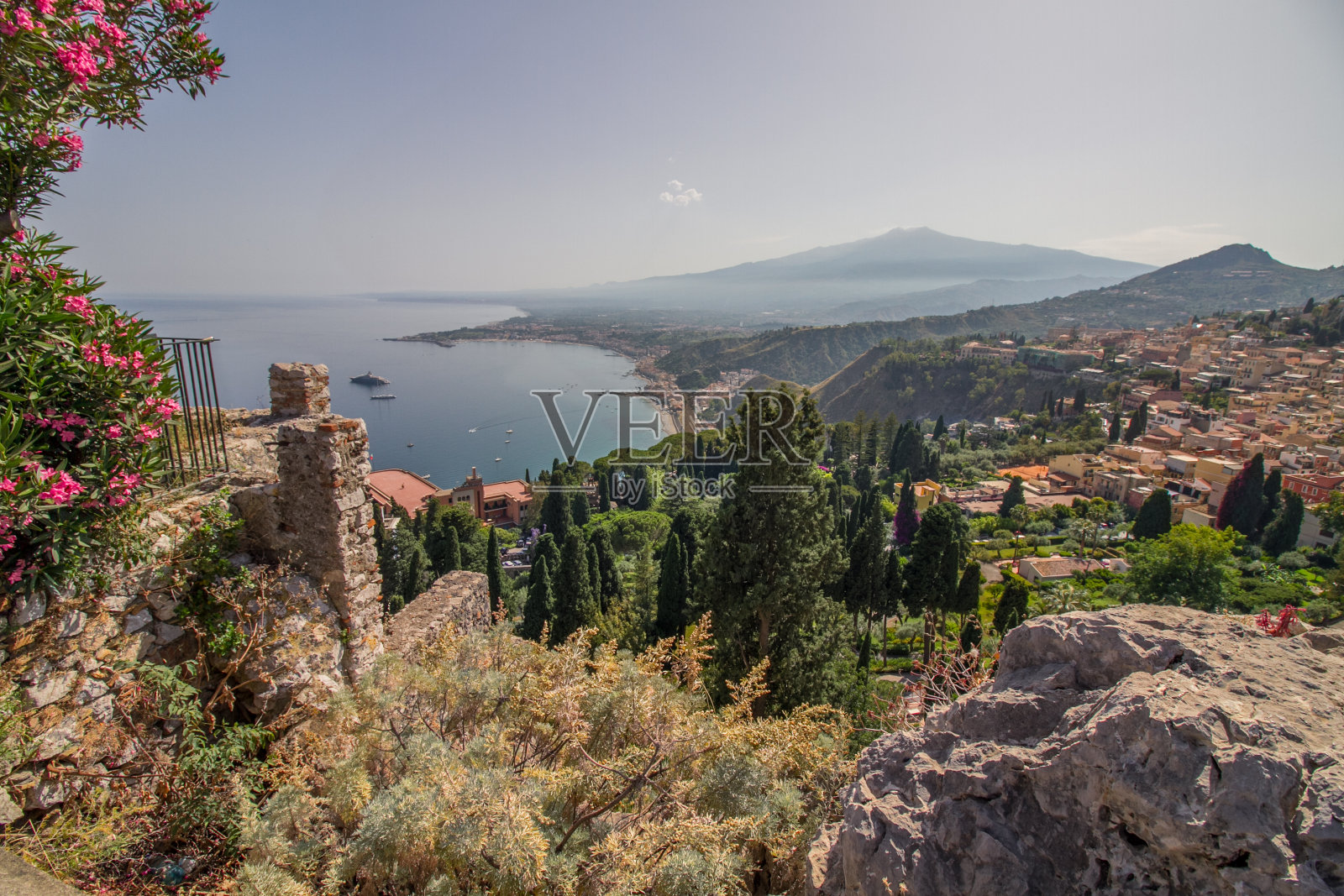 陶尔米纳与埃特纳火山的观点,西西里,意大利照片摄影图片
