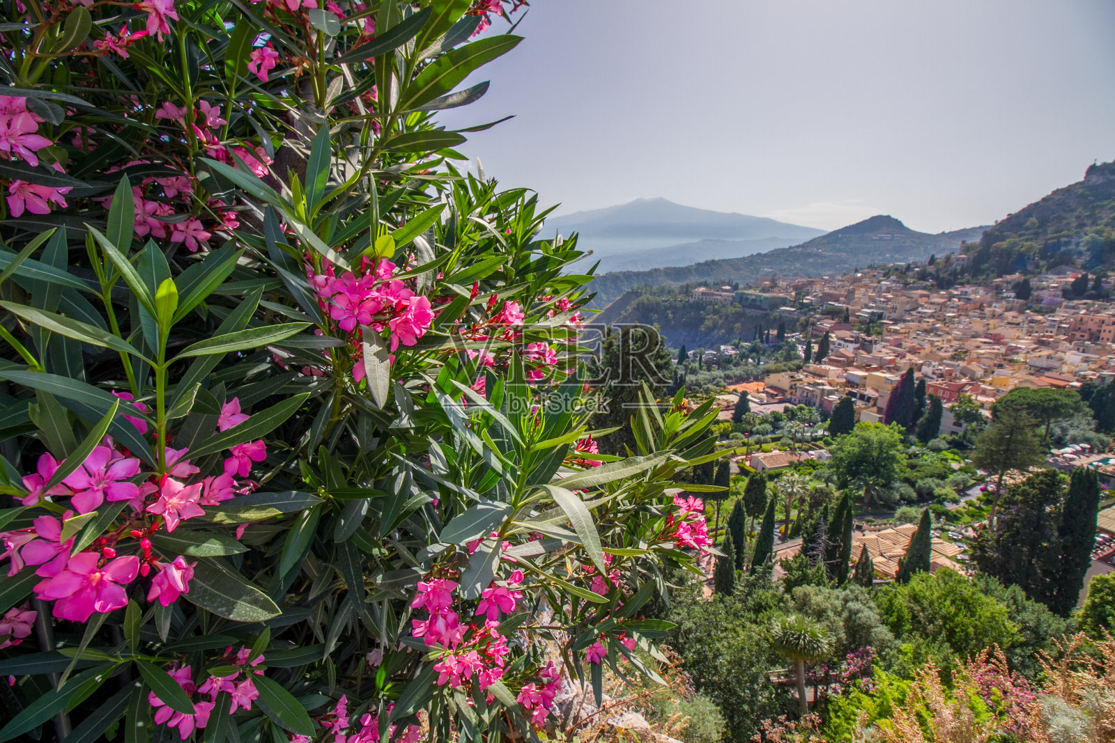 陶尔米纳与埃特纳火山的观点,西西里,意大利照片摄影图片