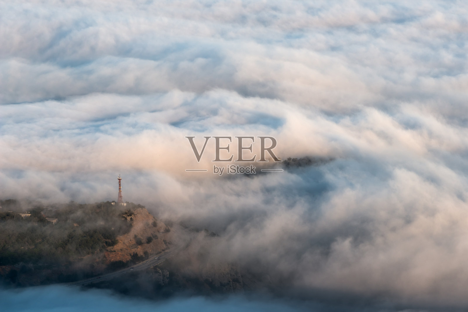 通讯塔在浓雾中照片摄影图片