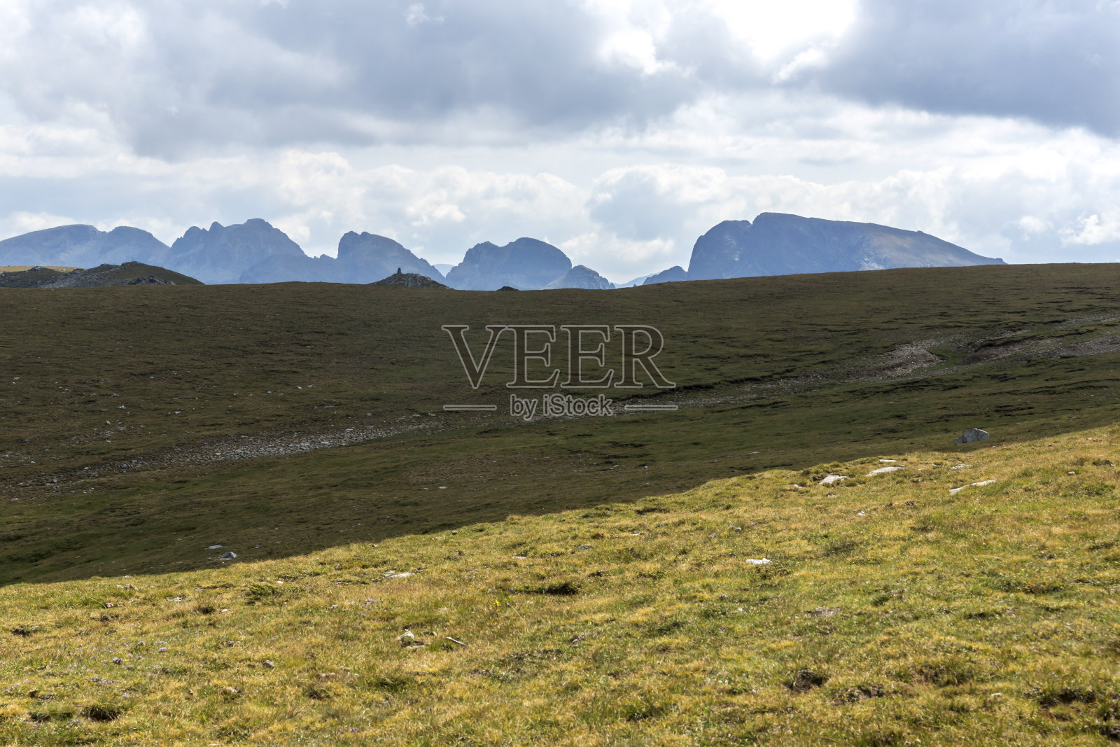 保加利亚七瑞拉湖附近的瑞拉山景观照片摄影图片