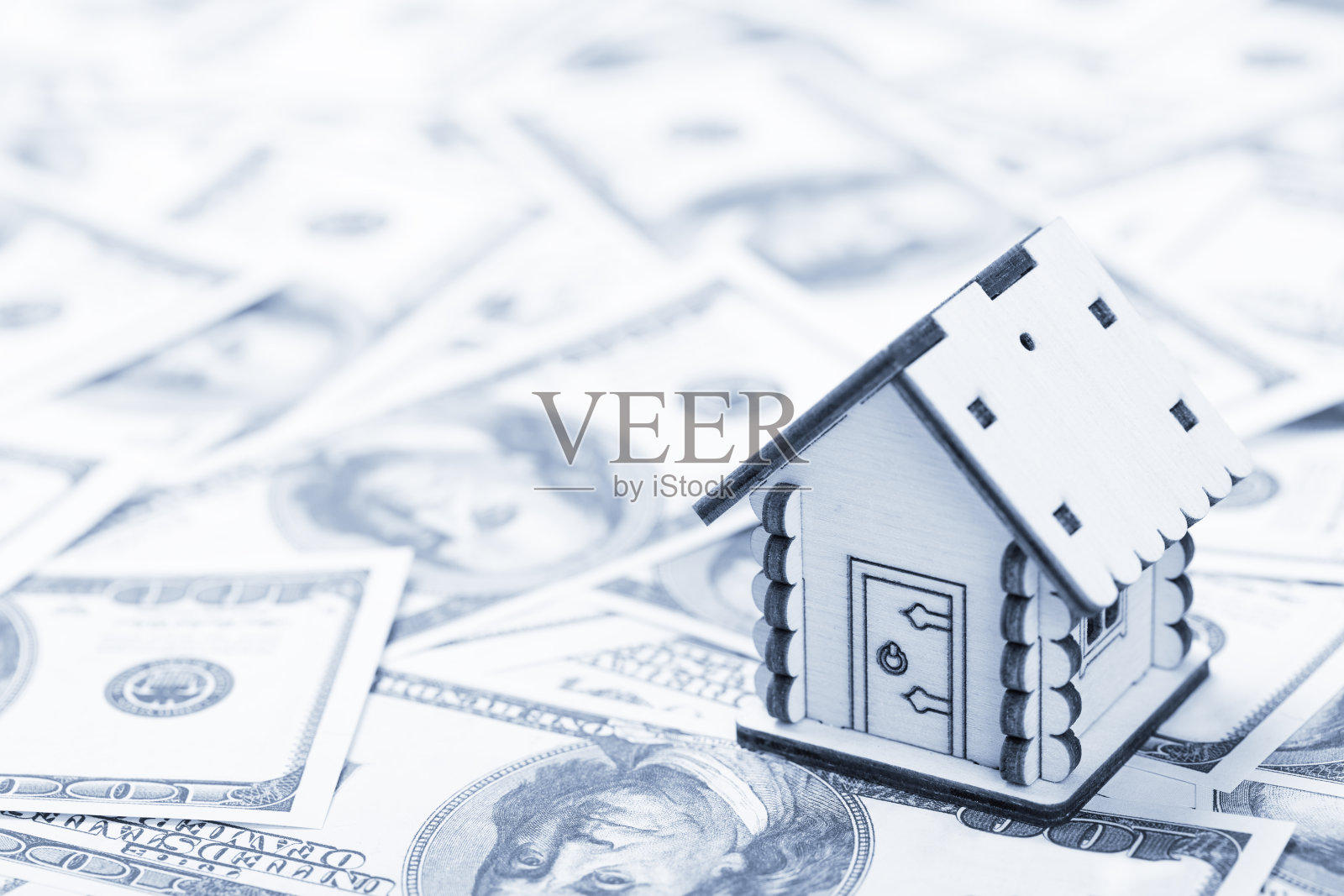 房子的木制模型上的美元钞票的背景照片摄影图片