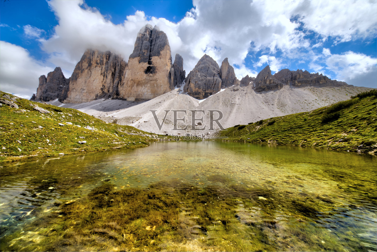 Tre Cime di Lavaredo山在“Tre Cime”湖中的倒影照片摄影图片