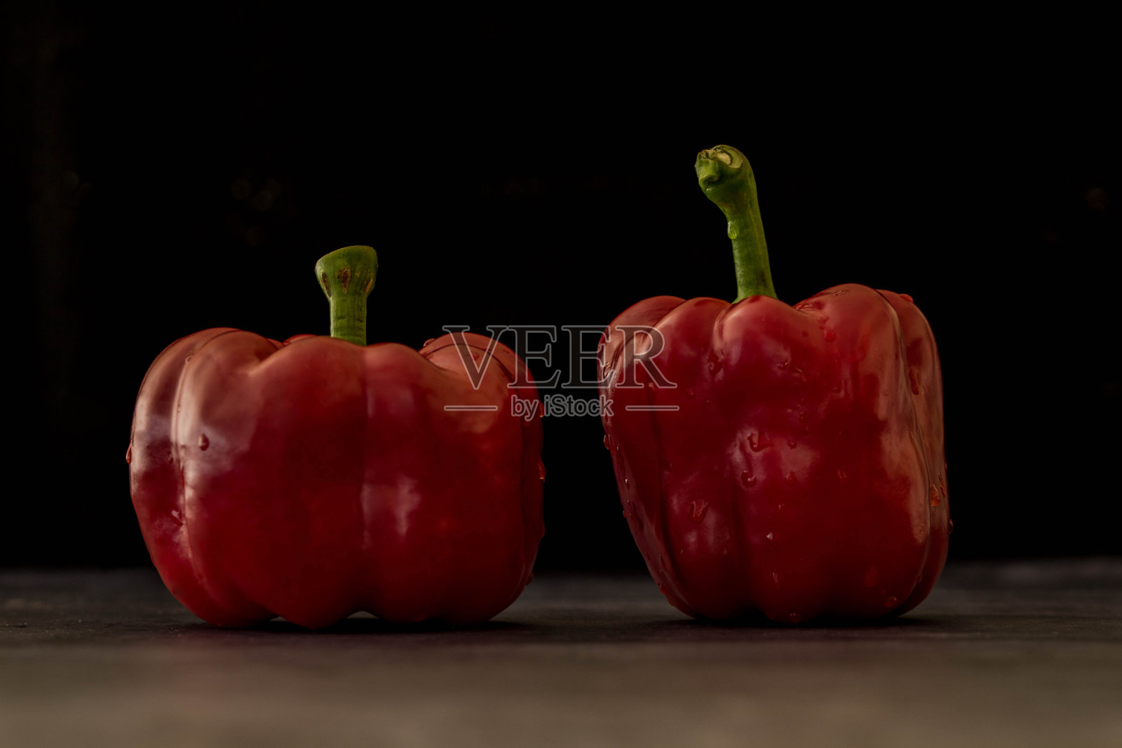 两个带茎的红甜椒照片摄影图片