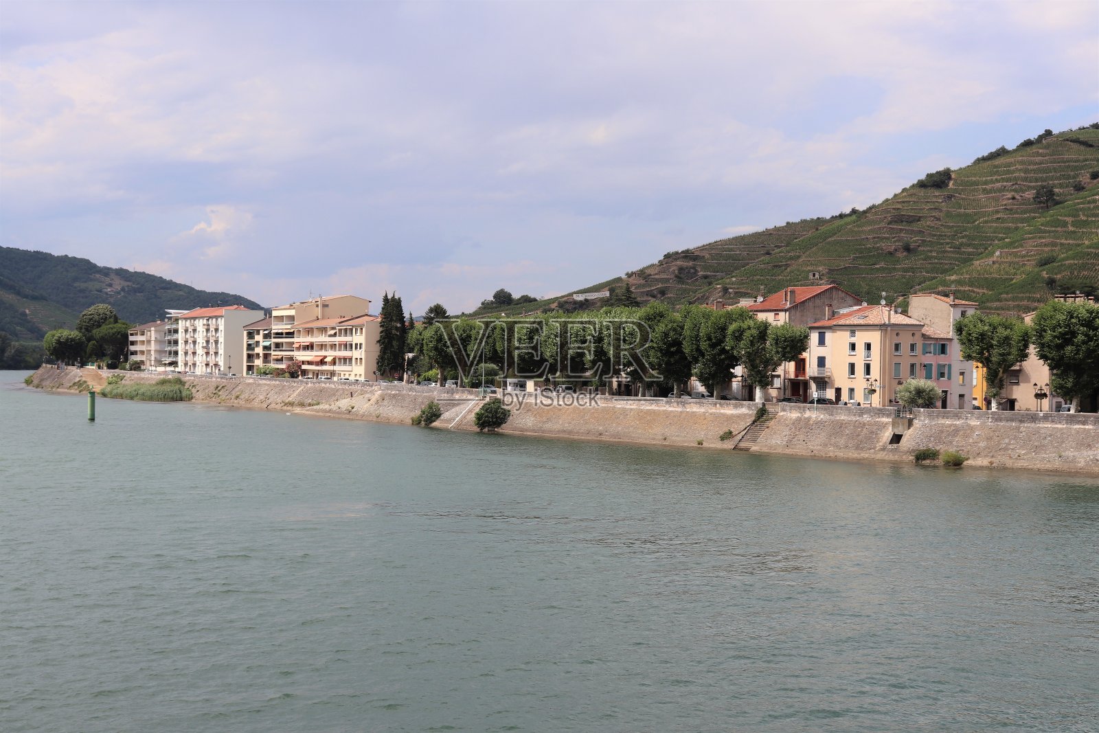 在Rhône河岸上的Tain l'Hermitage村照片摄影图片