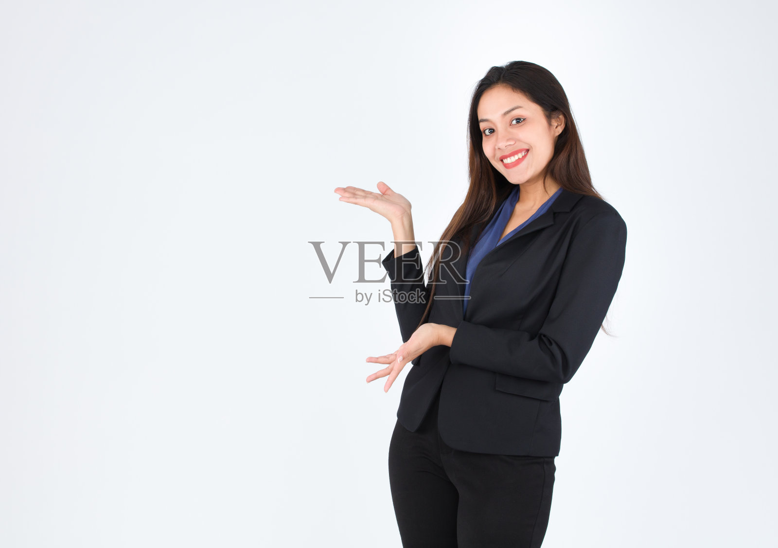 一位亚洲女性正在向产品展示举手。照片摄影图片