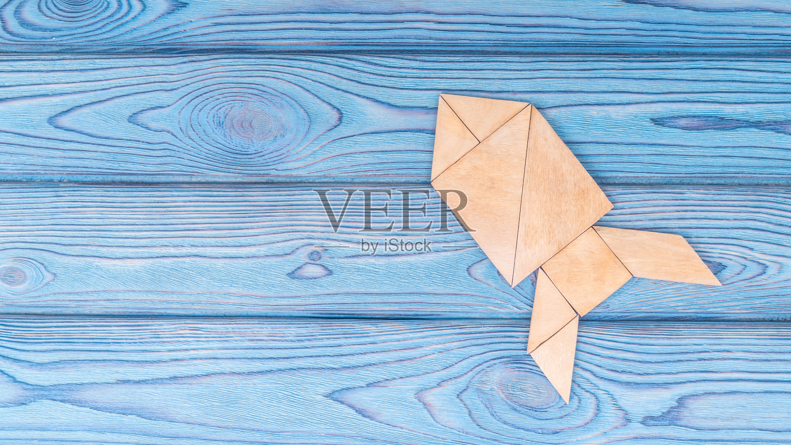 益智火箭在蓝色木制背景。经营理念理念,开始,成功,成就,创新。本空间照片摄影图片