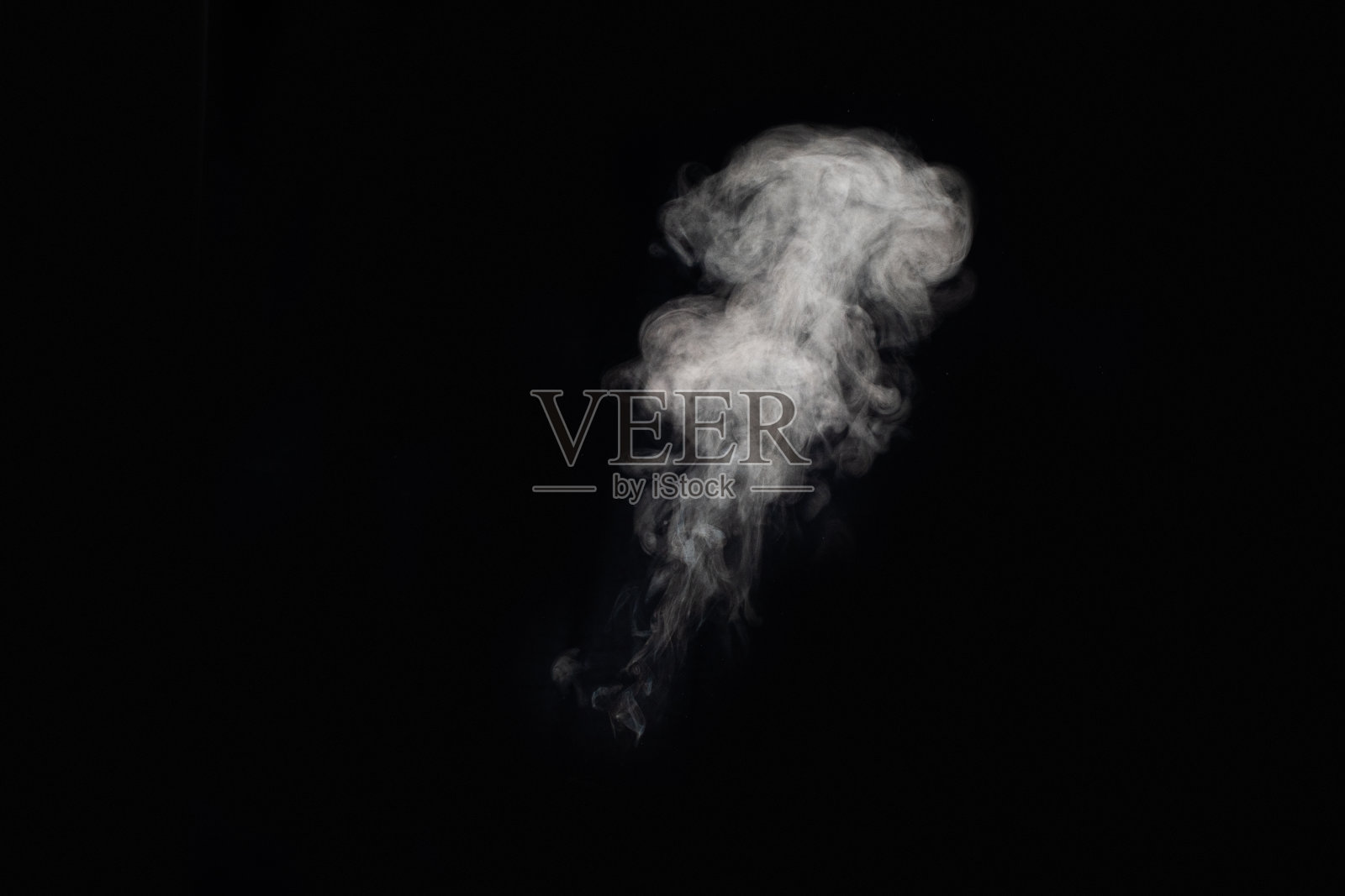 在黑暗的背景上发现了烟雾。抽象背景,设计元素,用于覆盖在图片上照片摄影图片