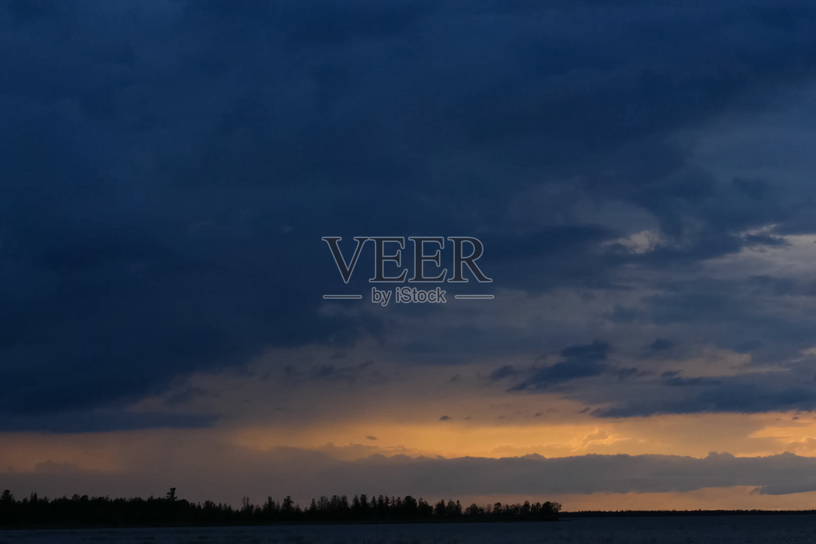 天空是扎贡,云朵在池塘上方。日落时间。照片摄影图片