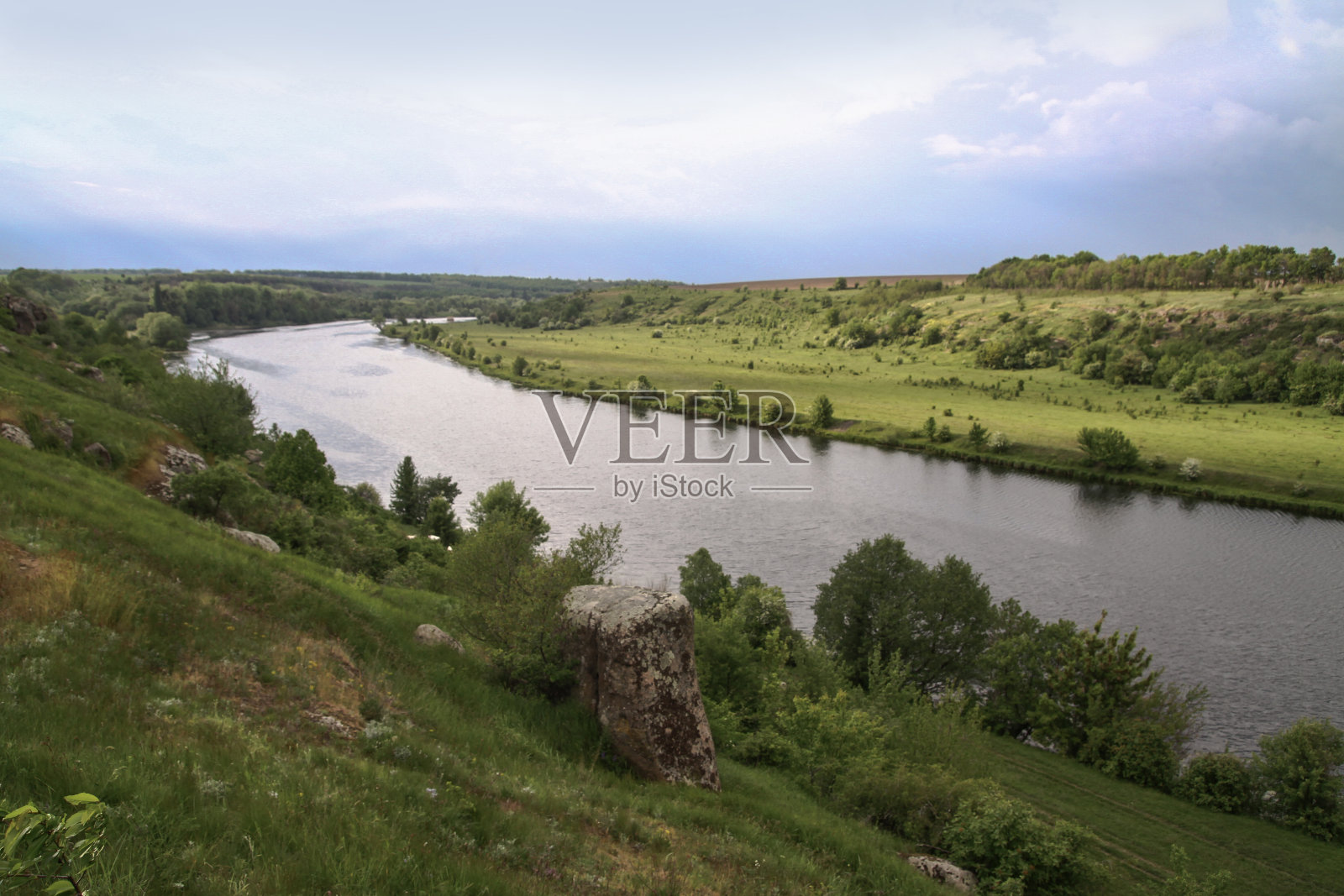 漂亮的大山河和美丽的景色。溪边的一块岩石。设计用景观照片摄影图片
