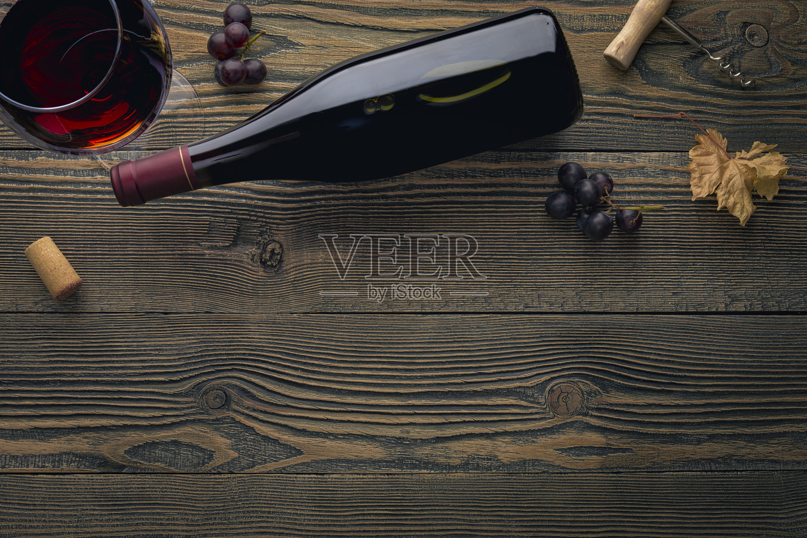 一瓶有标签的红酒。一杯葡萄酒和葡萄。酒瓶模型。前视图。照片摄影图片