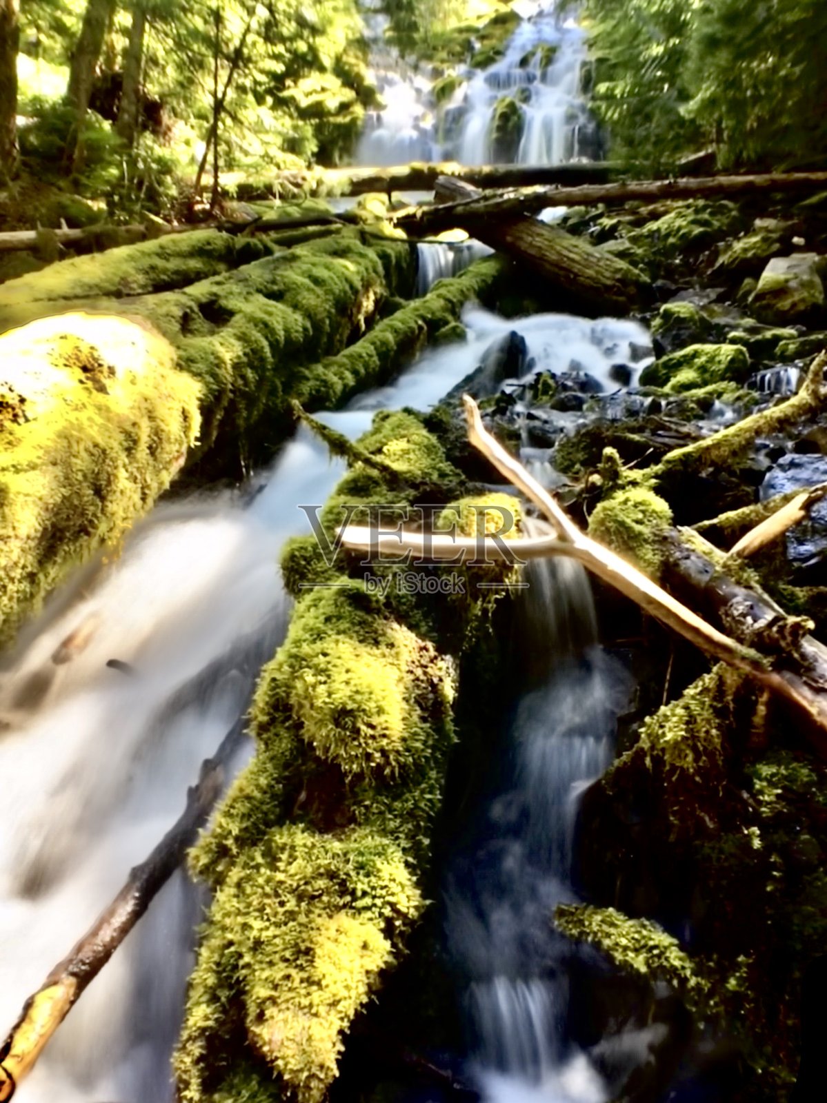 上飞流瀑布照片摄影图片