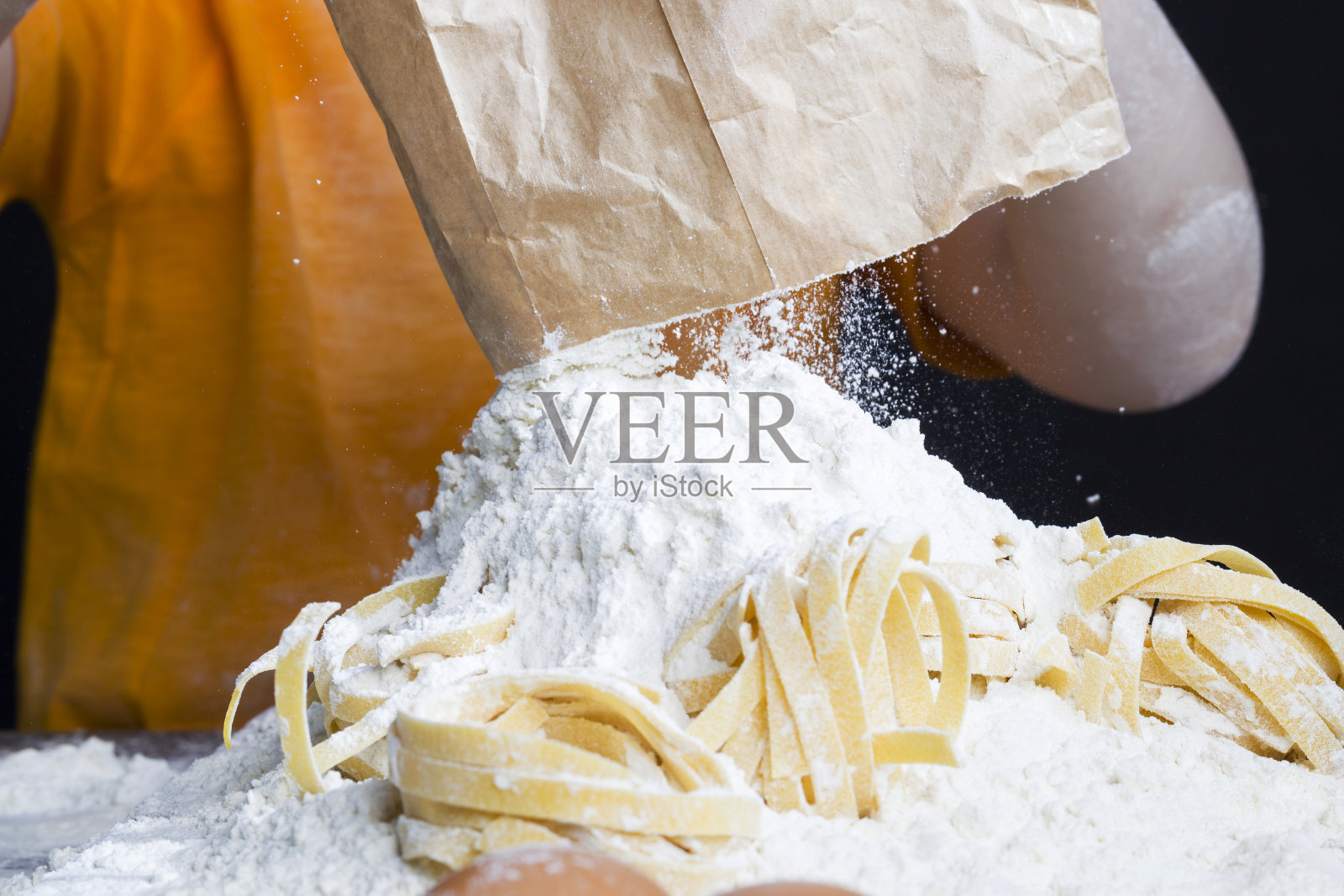 一个孩子拿着一袋面粉照片摄影图片