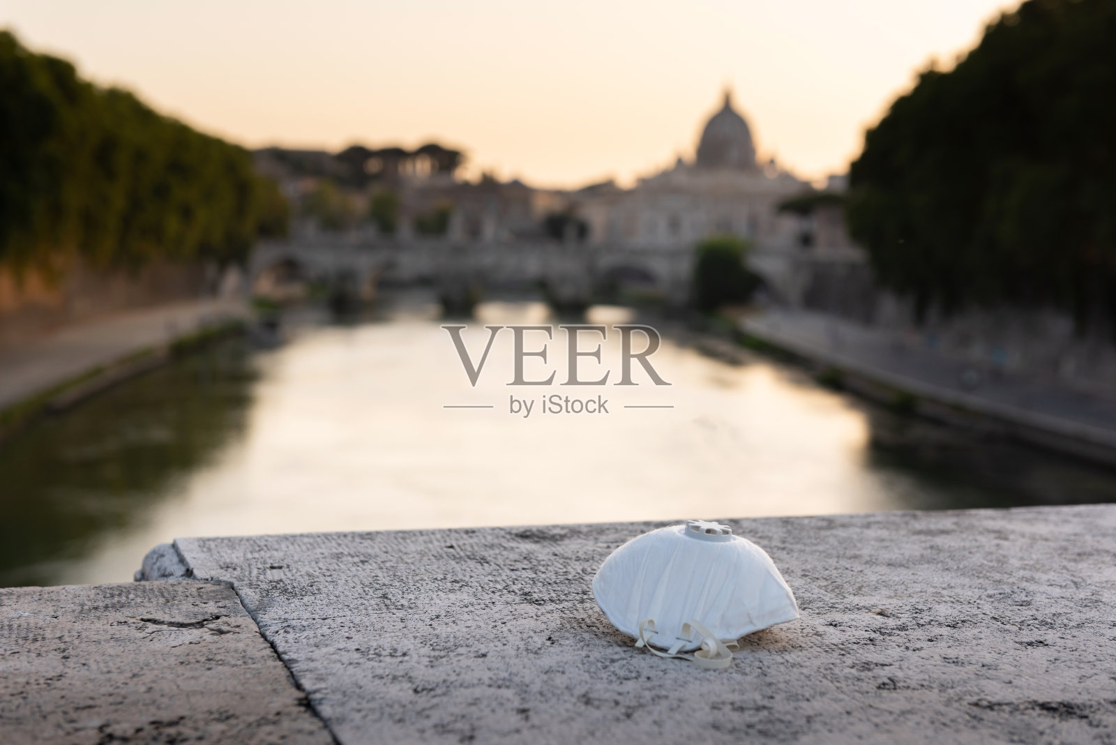 最受欢迎的意大利景点背景上的防护面具照片摄影图片