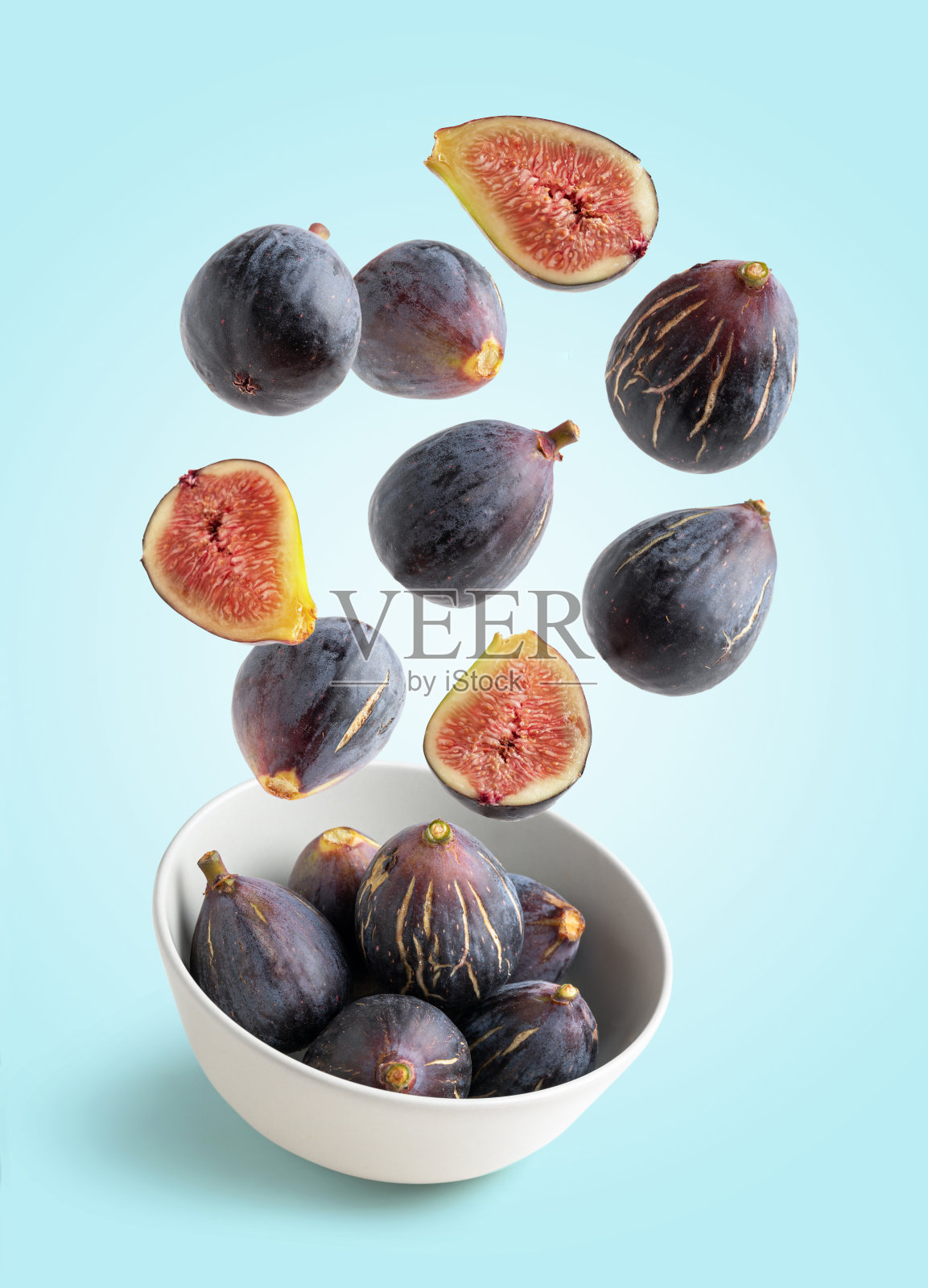 新鲜无花果飞行孤立在蓝色背景照片摄影图片