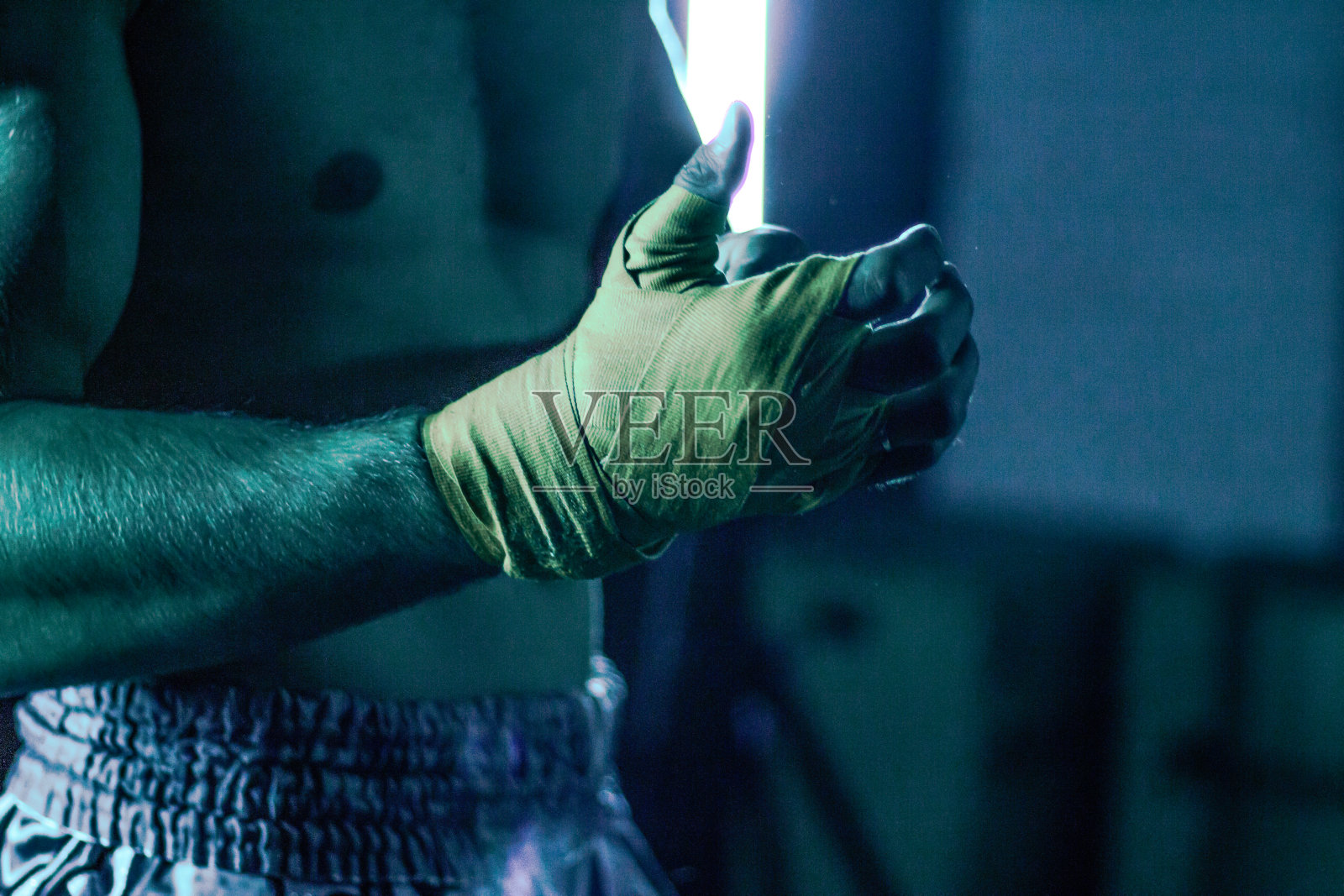 肌肉发达的拳手把带子绑在手上准备拳击照片摄影图片