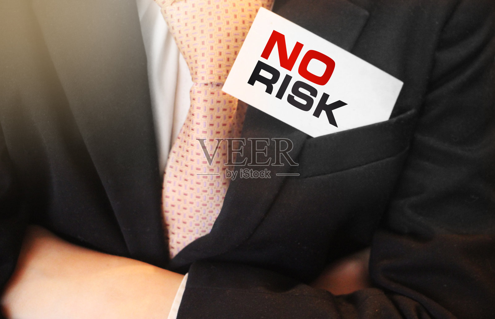 商人口袋里的无风险文本卡。投资经营理念照片摄影图片