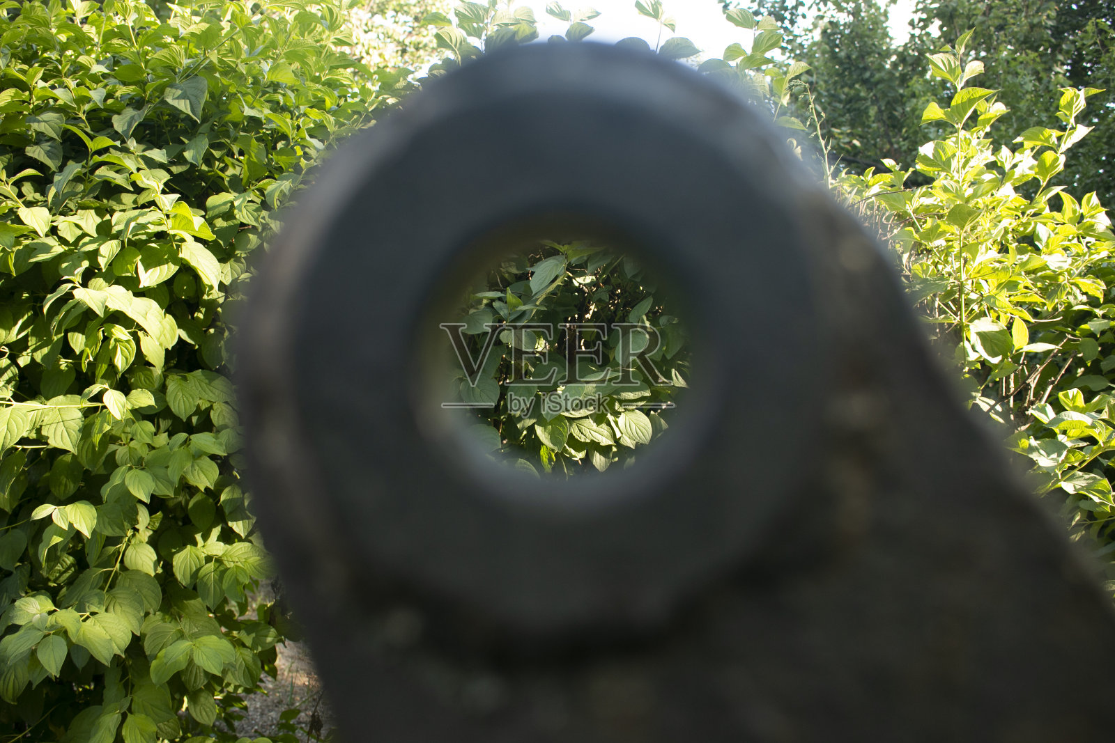 铁路设备。用于连接大型零件的孔。照片摄影图片