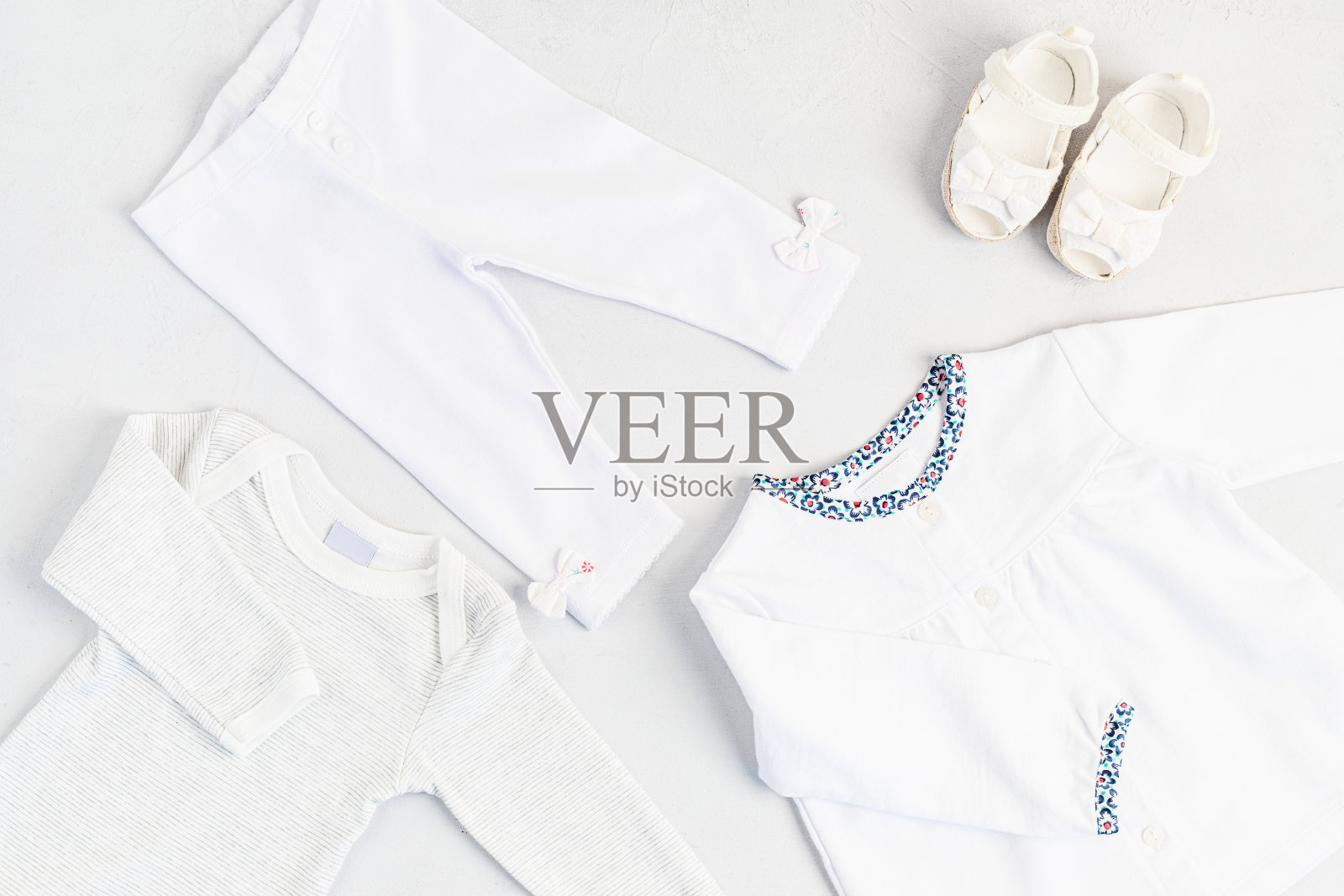 可爱的新生儿的衣服。有机棉婴儿服装模型。平躺,俯视图照片摄影图片