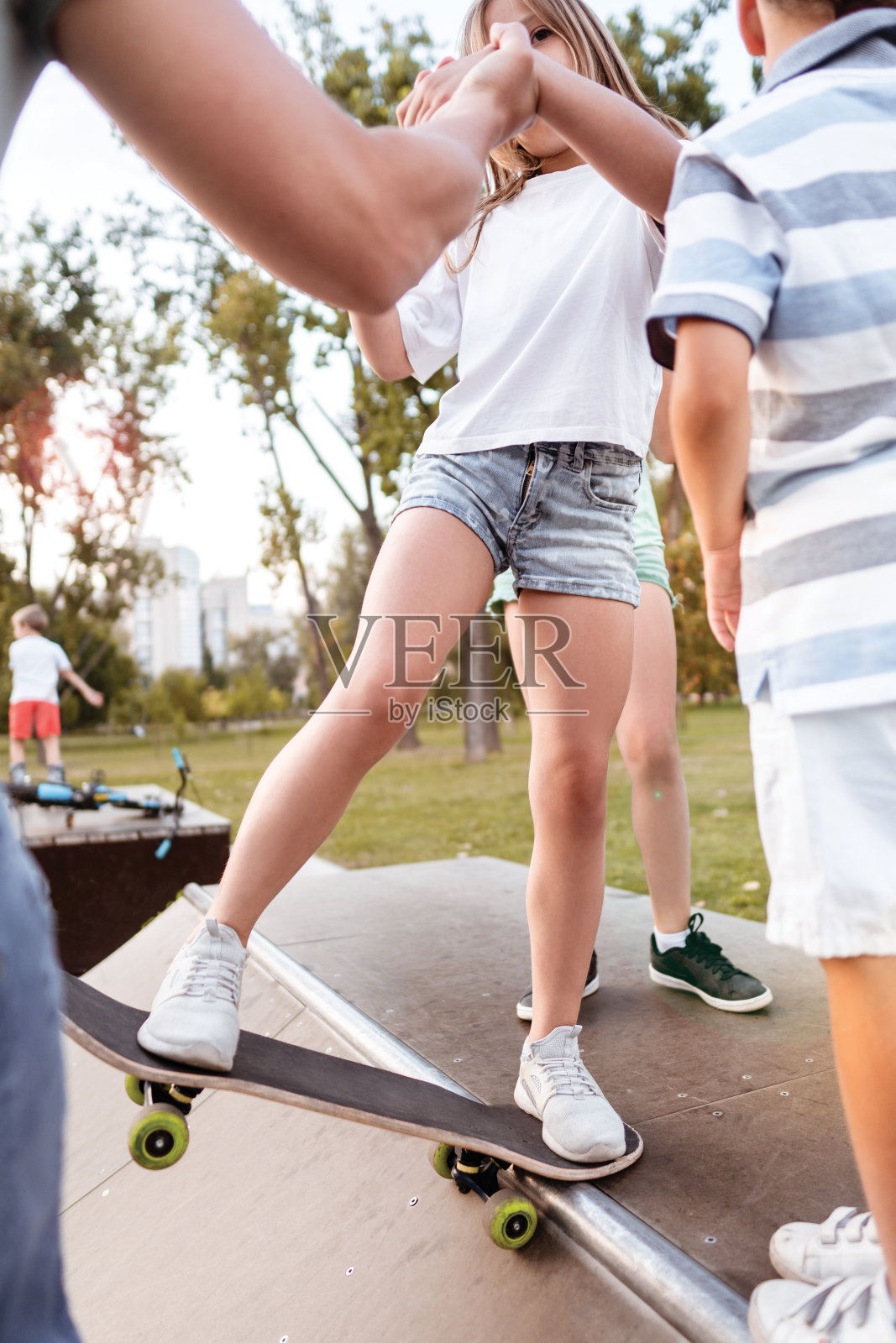 一个玩滑板的女孩照片摄影图片