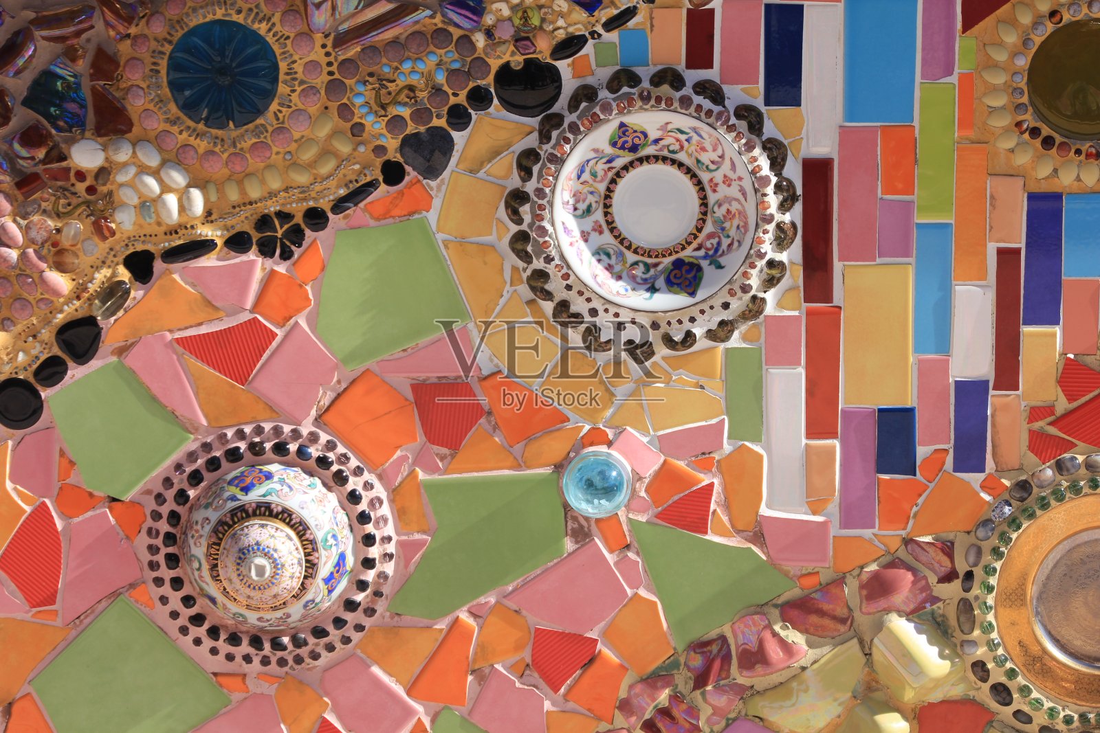 寺庙墙上的彩色瓷砖照片摄影图片