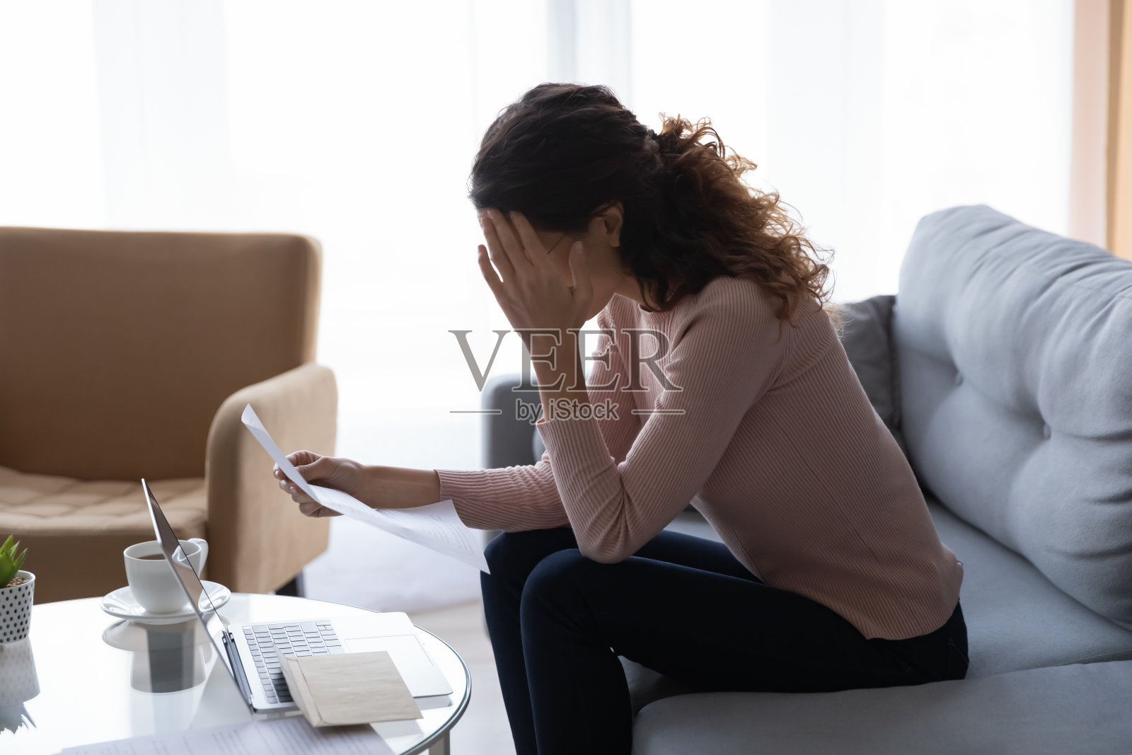 不幸的白人妇女沮丧的邮政信件照片摄影图片