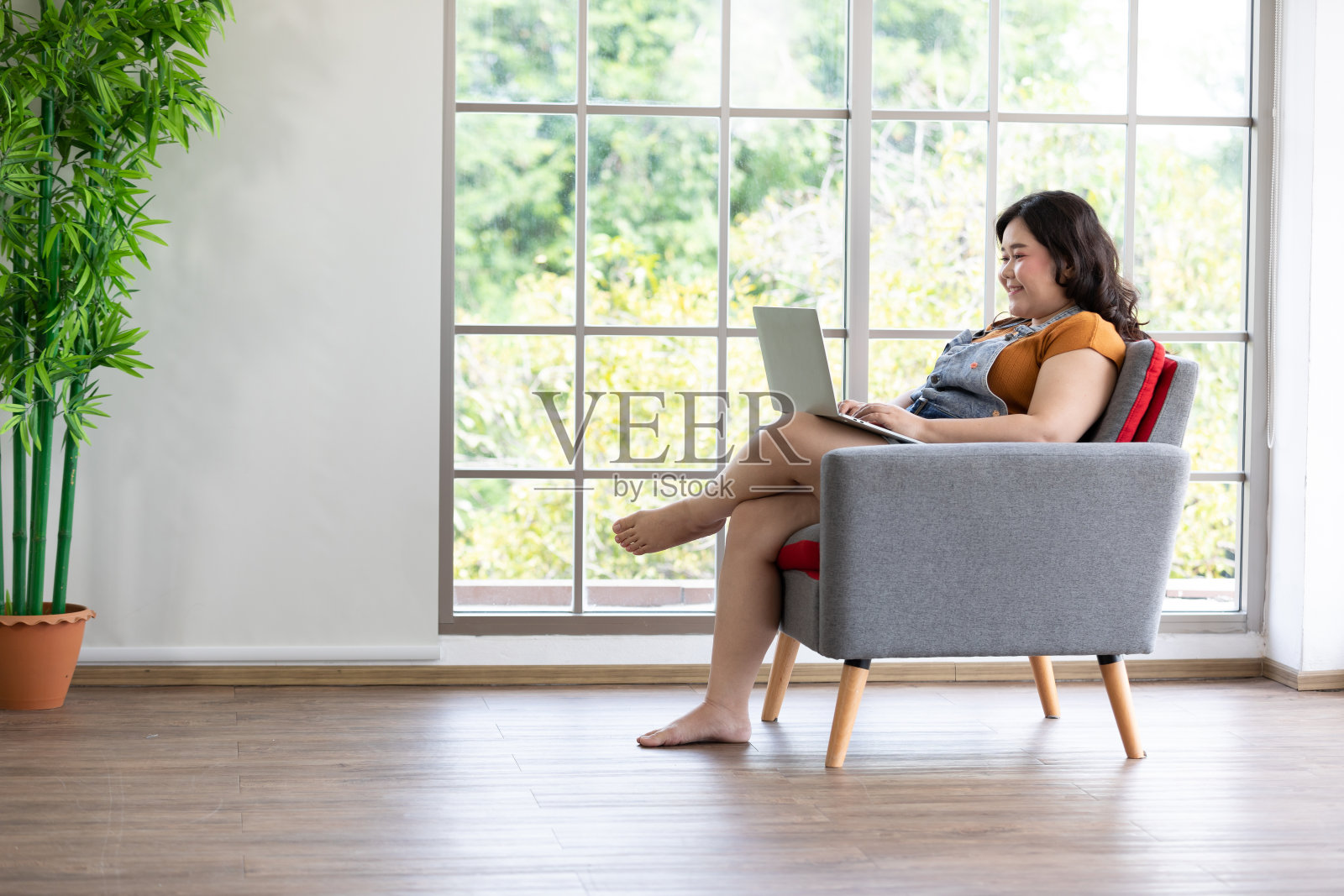 微笑的女人照片摄影图片