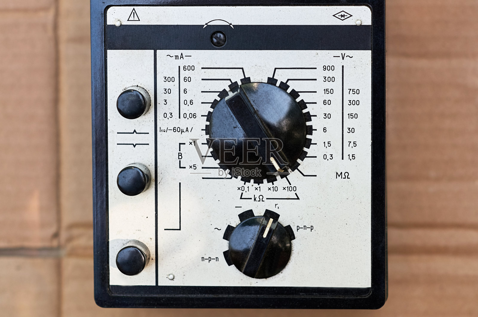 一个老式的万用表有一个棕色的屏幕和一个有数字的金属板照片摄影图片