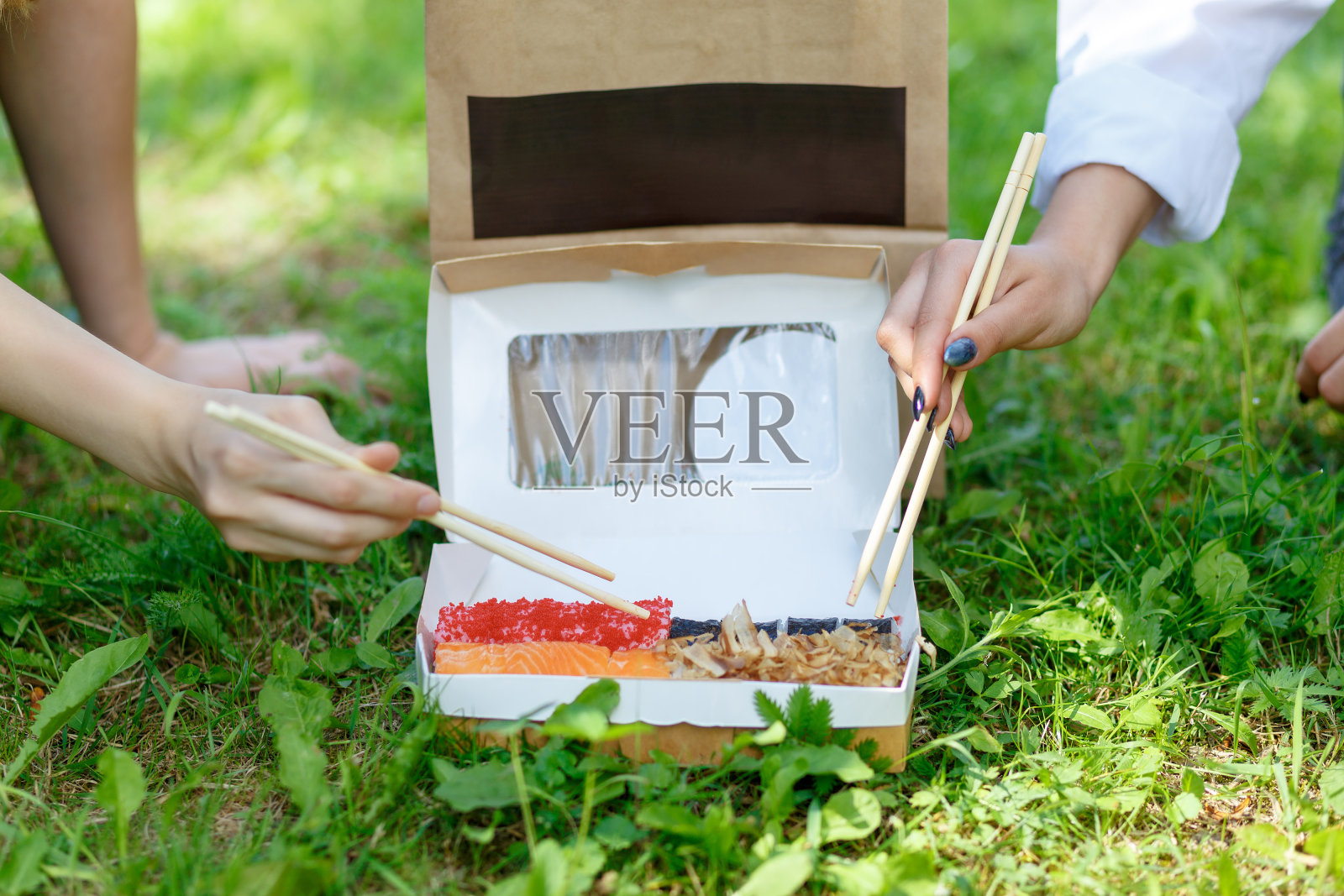 两个女孩吃日本寿司卷晚餐照片摄影图片