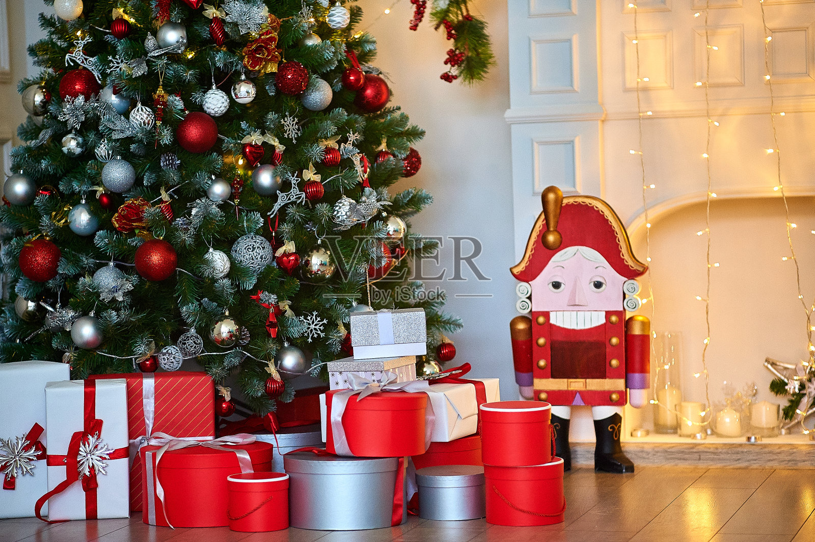 胡桃夹子和礼物放在圣诞树下照片摄影图片