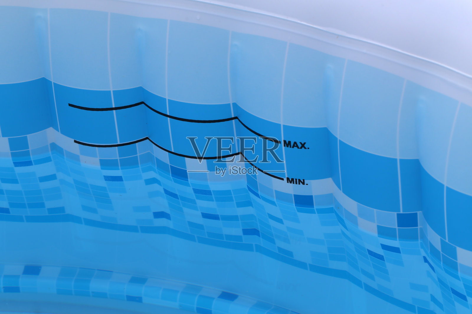 家庭水池的标记显示最低和最高水位照片摄影图片