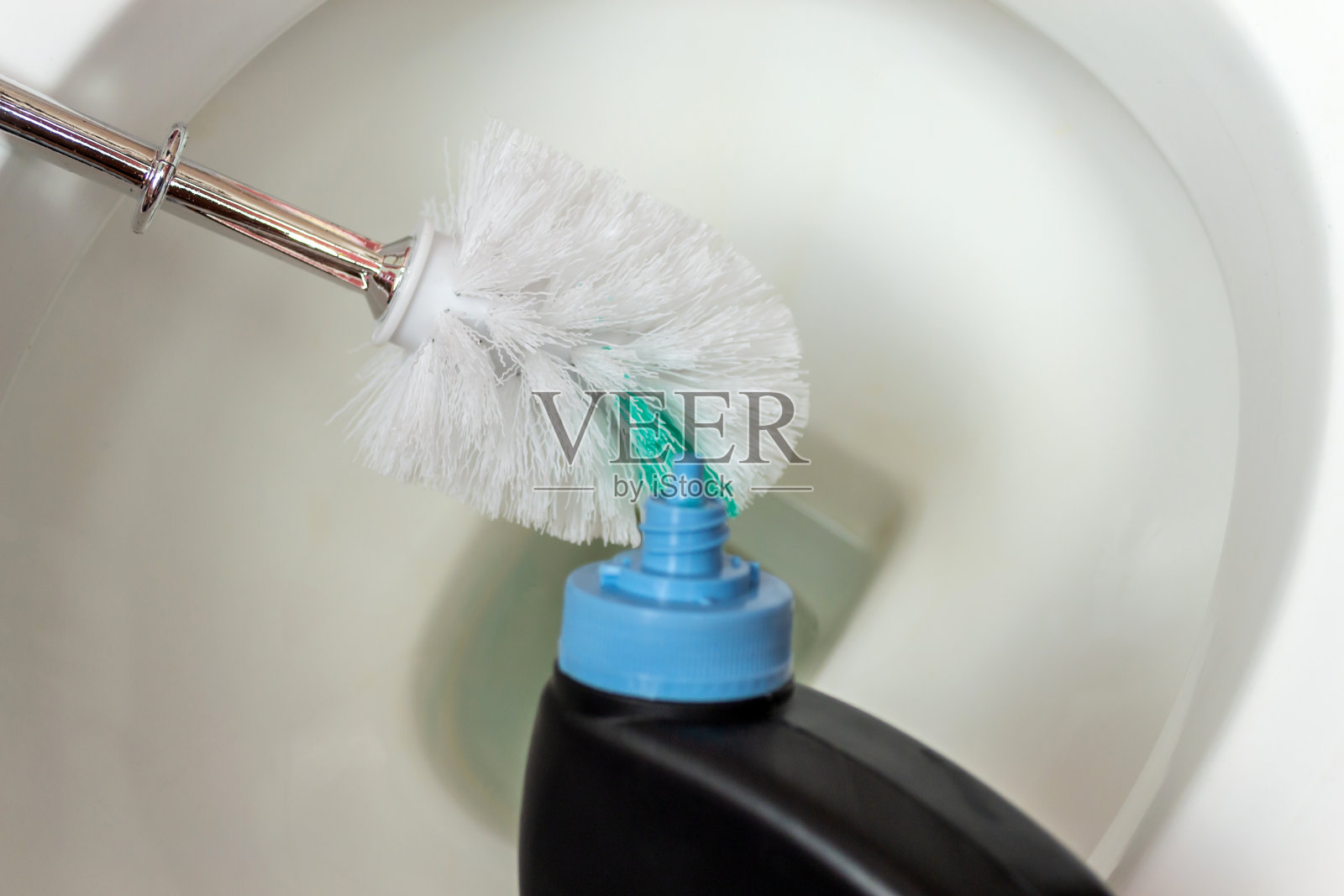 一个戴着橡胶手套的女人的手用刷子、水槽清洁抽水马桶照片摄影图片