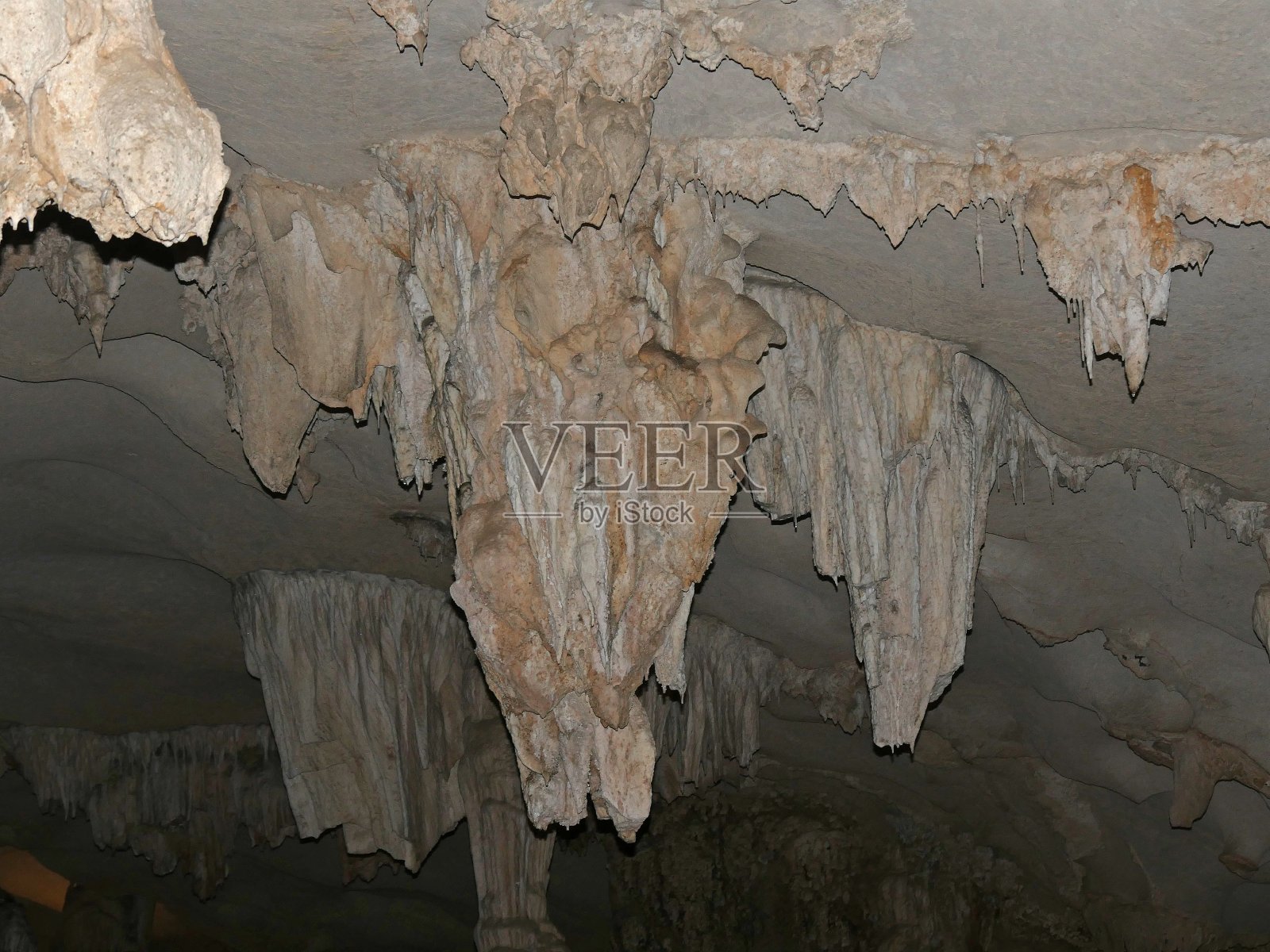 越南,广宁地区,下龙湾或下龙湾联合国教科文组织世界遗产,洞穴照片摄影图片