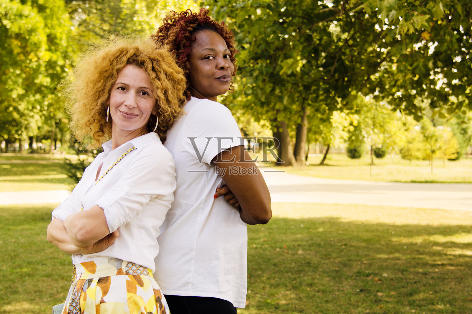 非洲和高加索女孩的友谊和幸福照片摄影图片