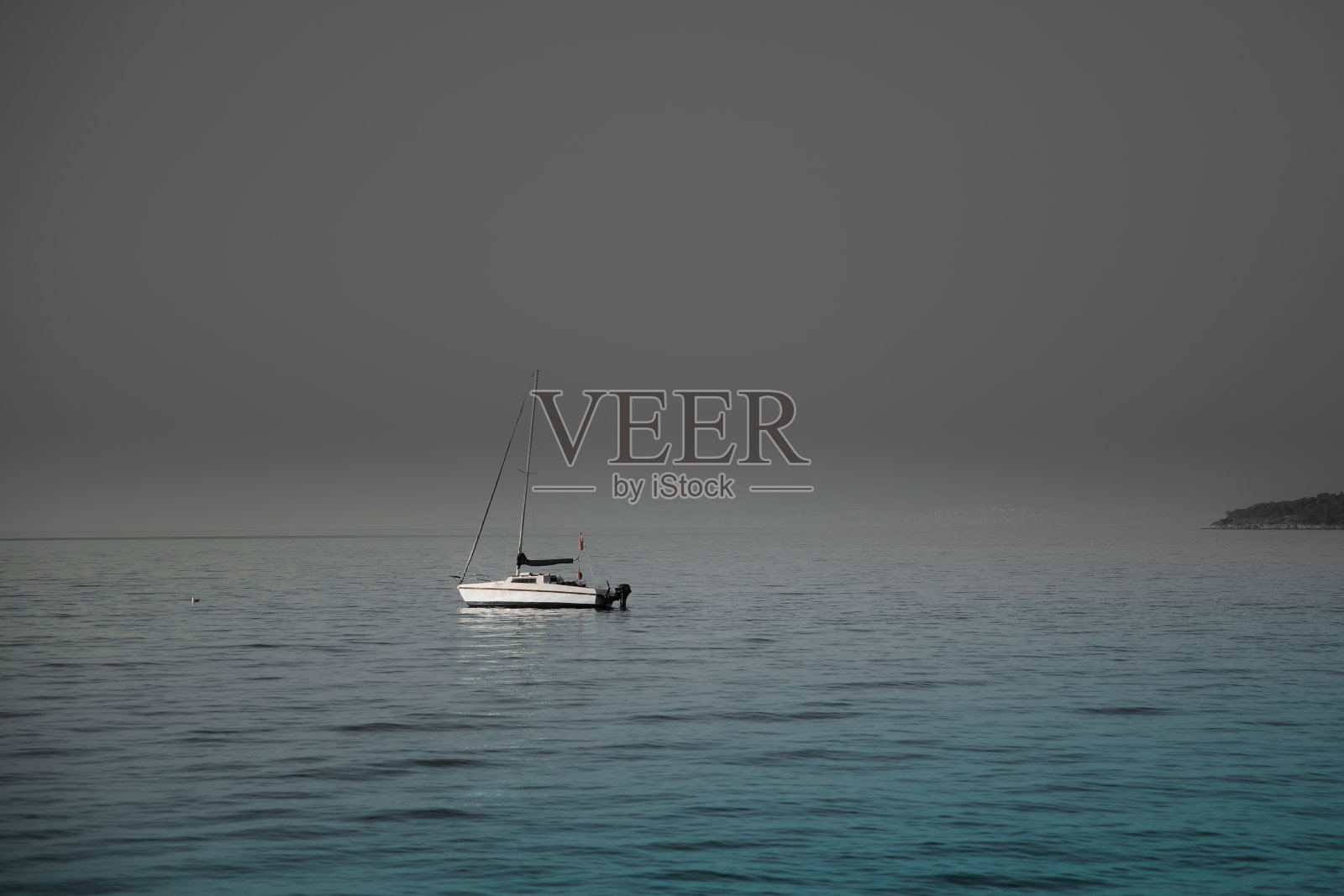 风景的帆船在平静的海上在雾照片摄影图片