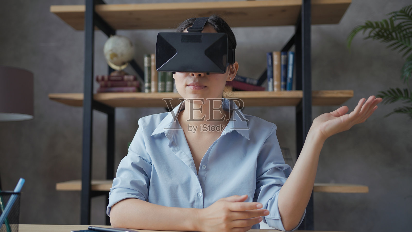 教师使用虚拟现实眼镜进行在线教学照片摄影图片