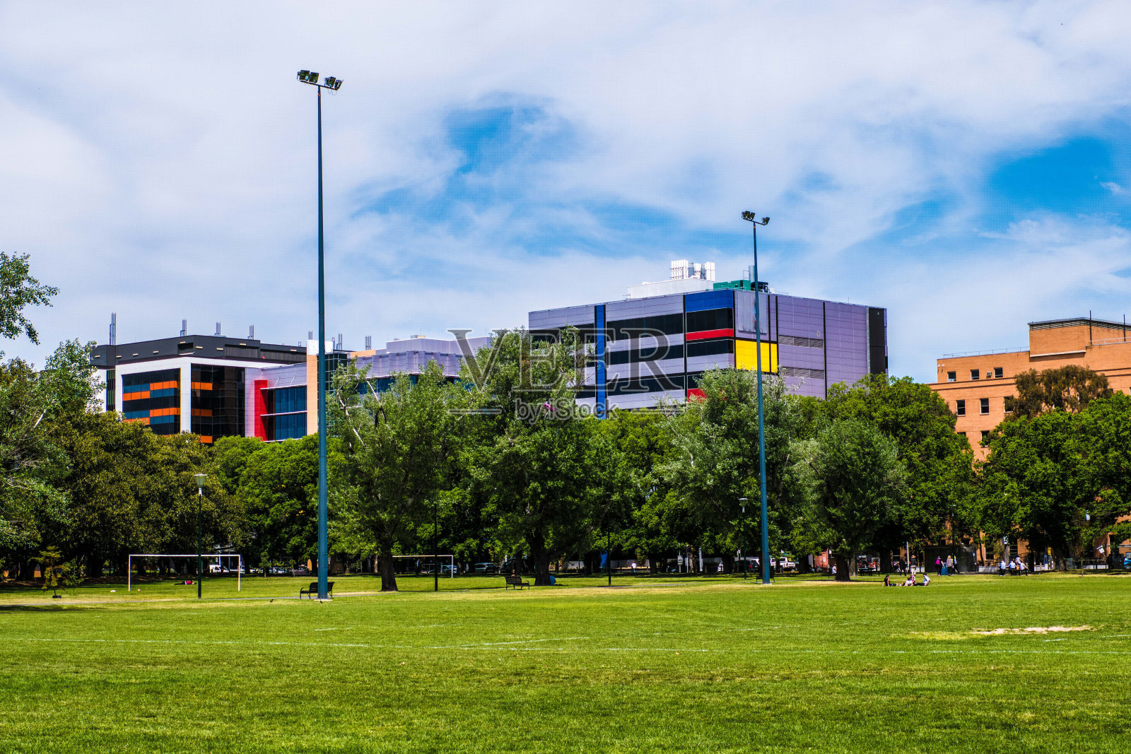 建筑的背景,从公园看照片摄影图片