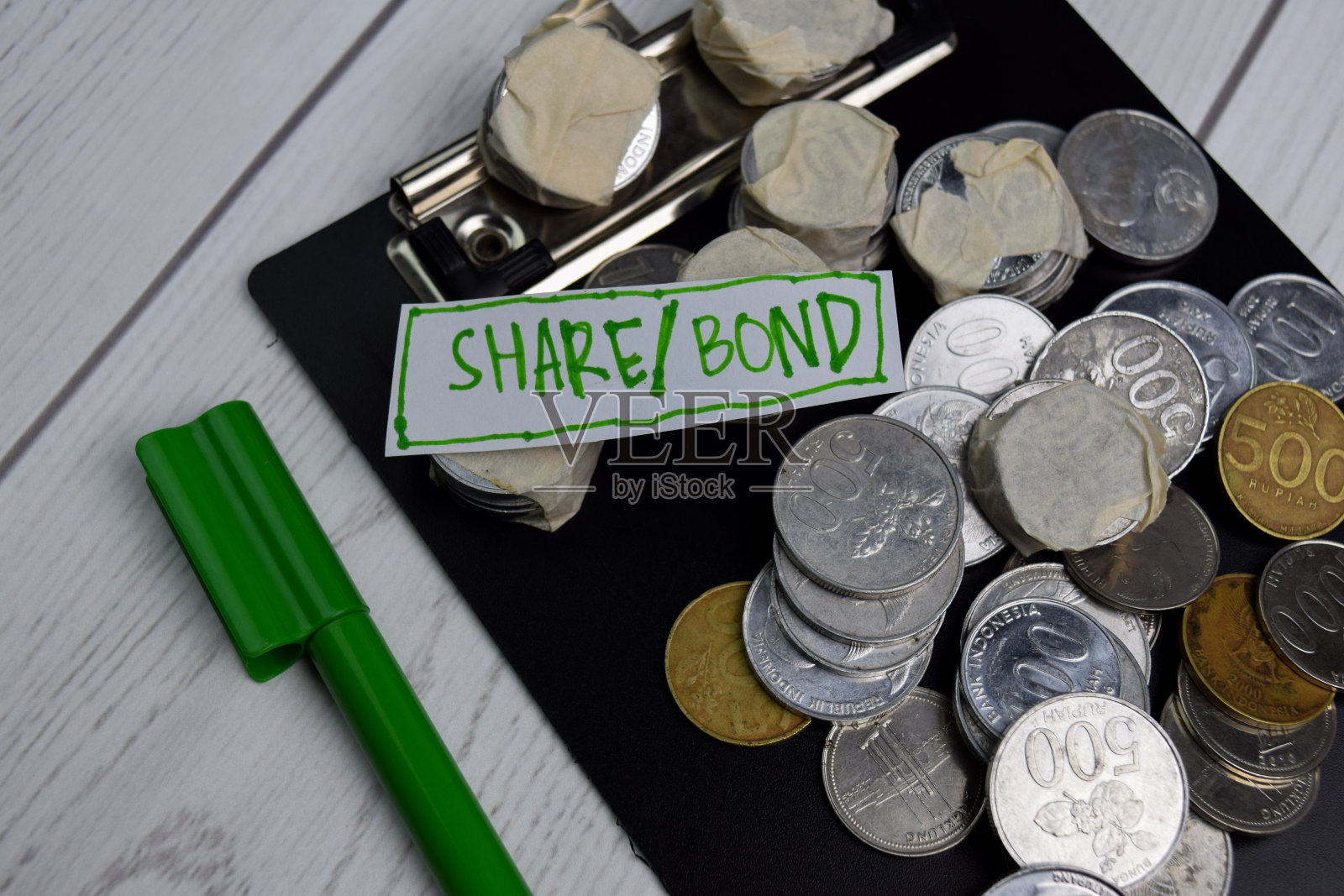 股票/债券写在与办公室办公桌隔离的便利贴上照片摄影图片