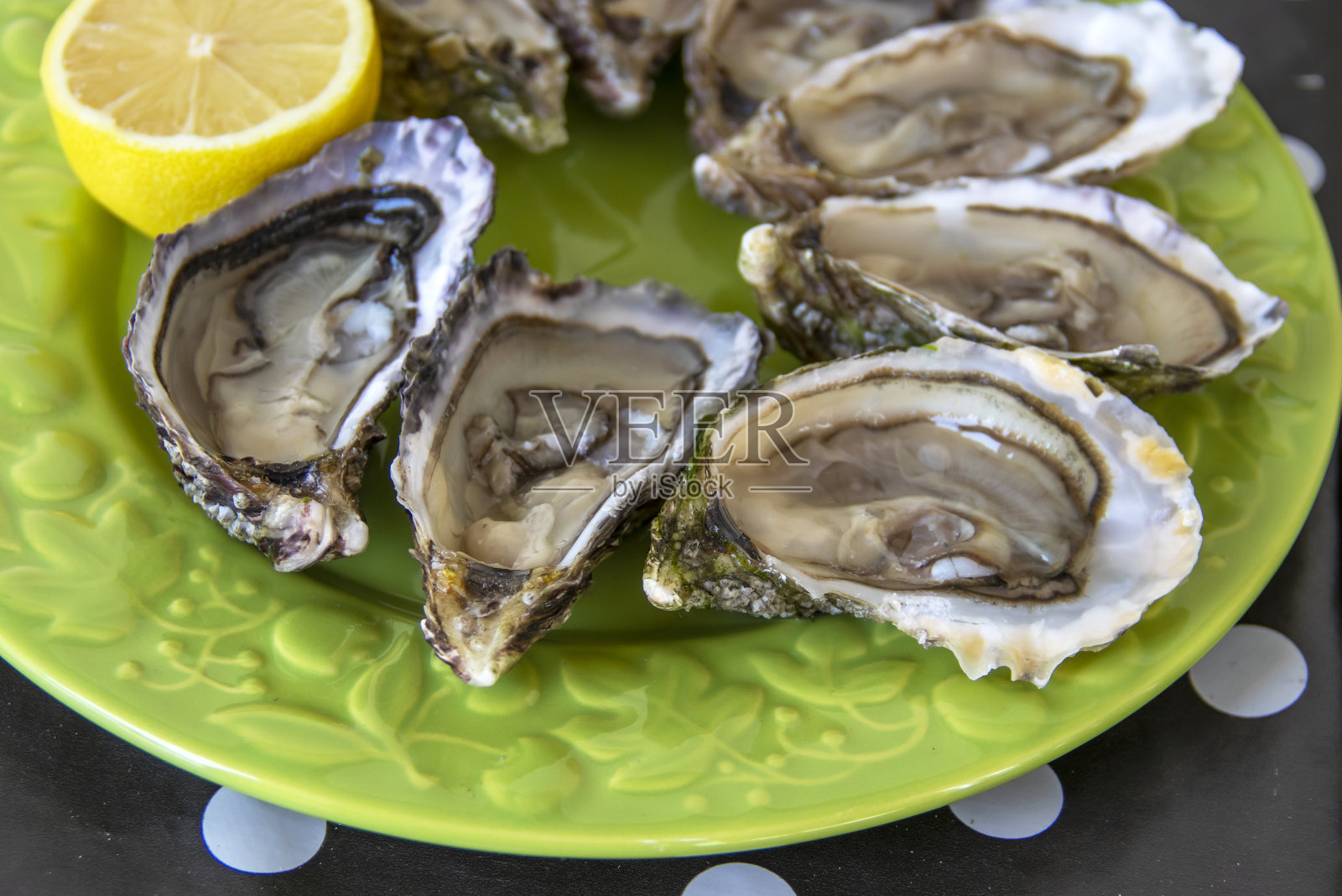 盘上中空的牡蛎照片摄影图片