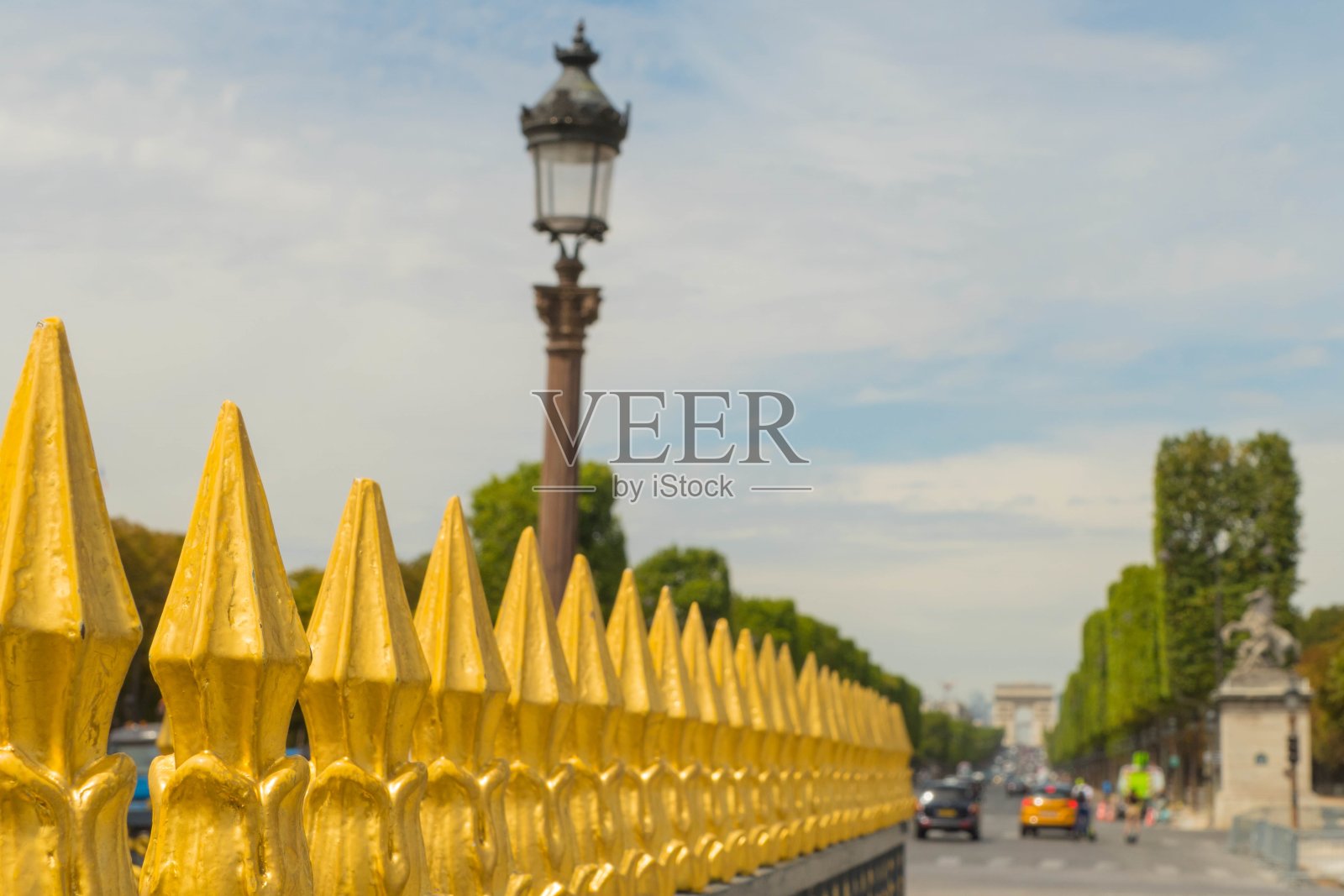 巴黎凯旋门前的金色栅栏照片摄影图片