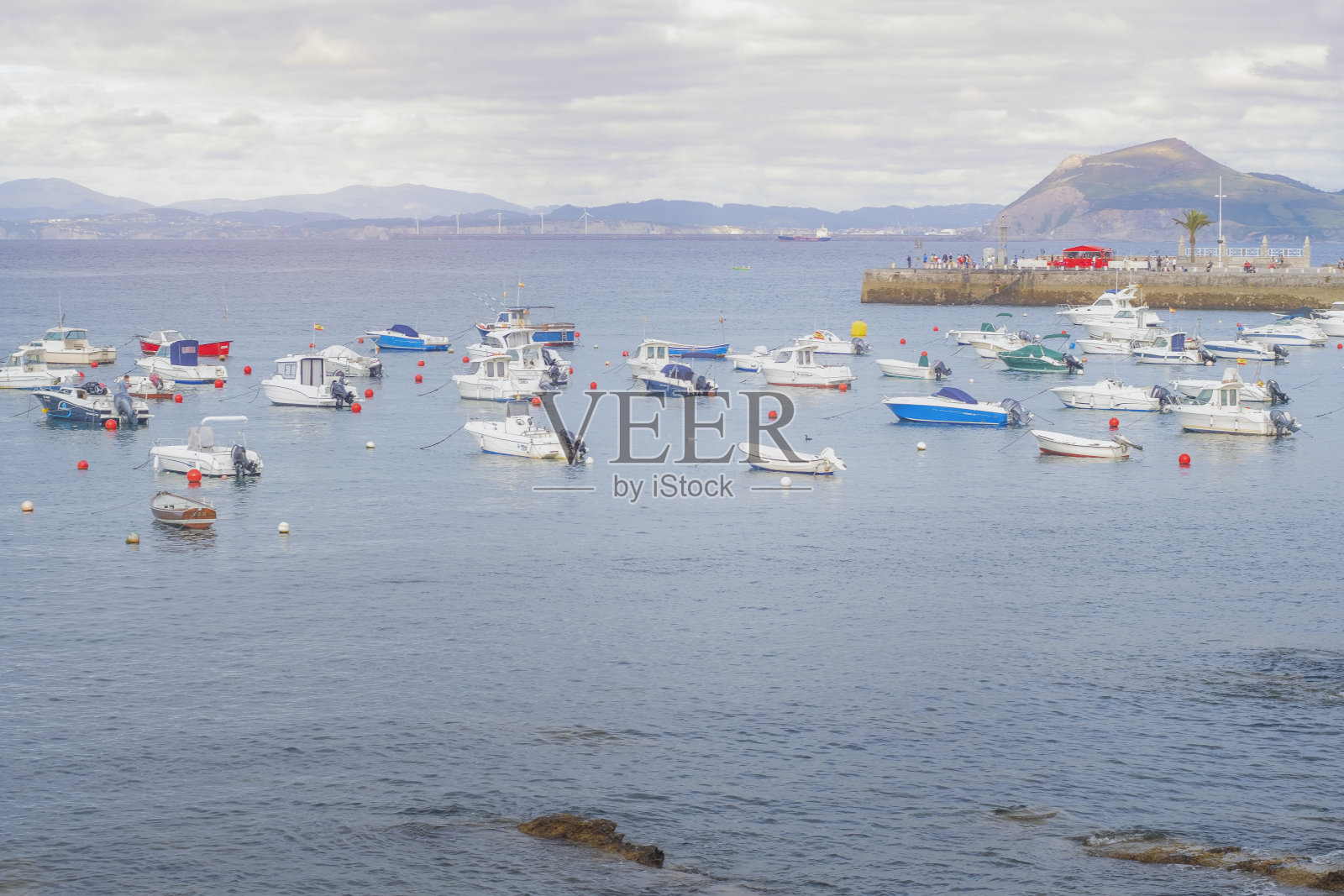 海上的渔船和游艇照片摄影图片