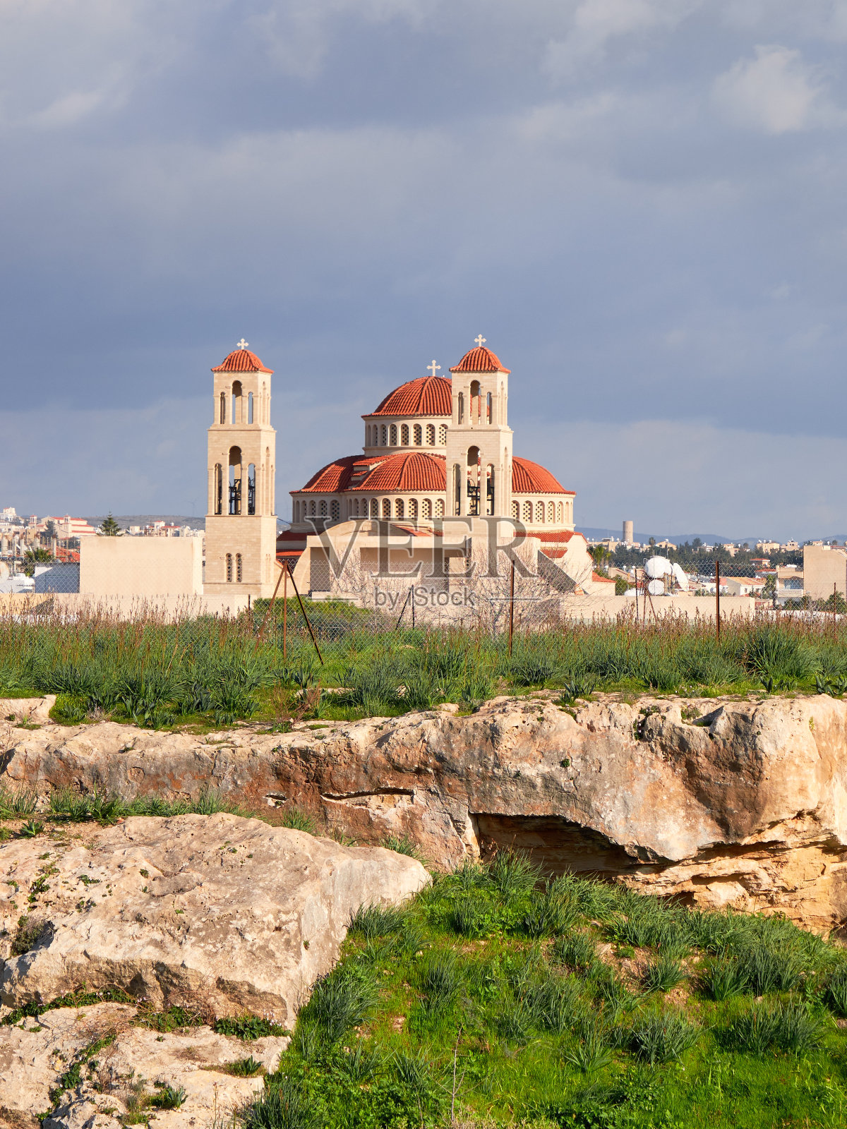 塞浦路斯科洛西的东正教新教堂,塞浦路斯岛,前景中有古代遗迹。优雅的建筑地标。照片摄影图片