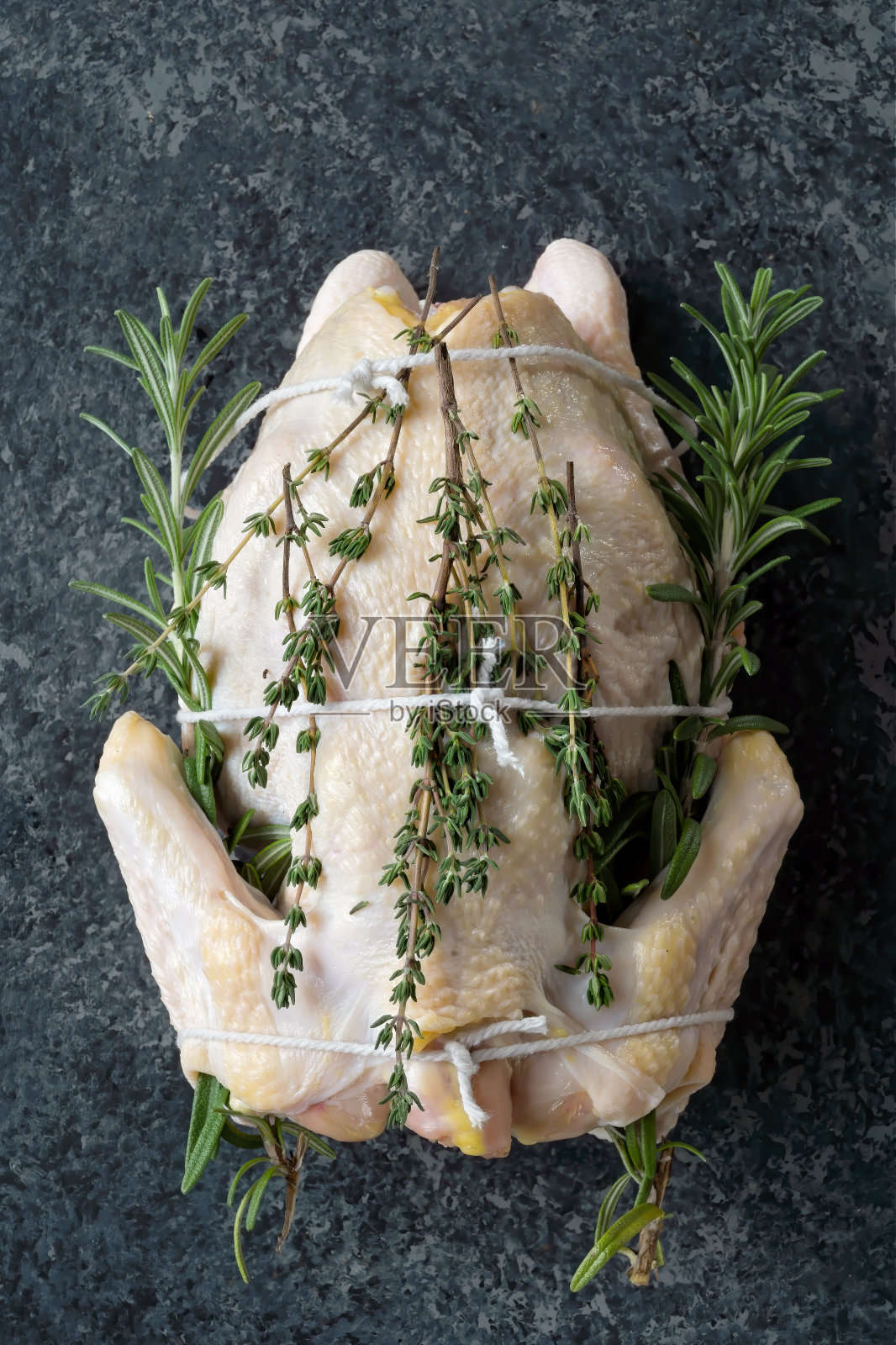 生的、生的、带香料的鸡肉照片摄影图片