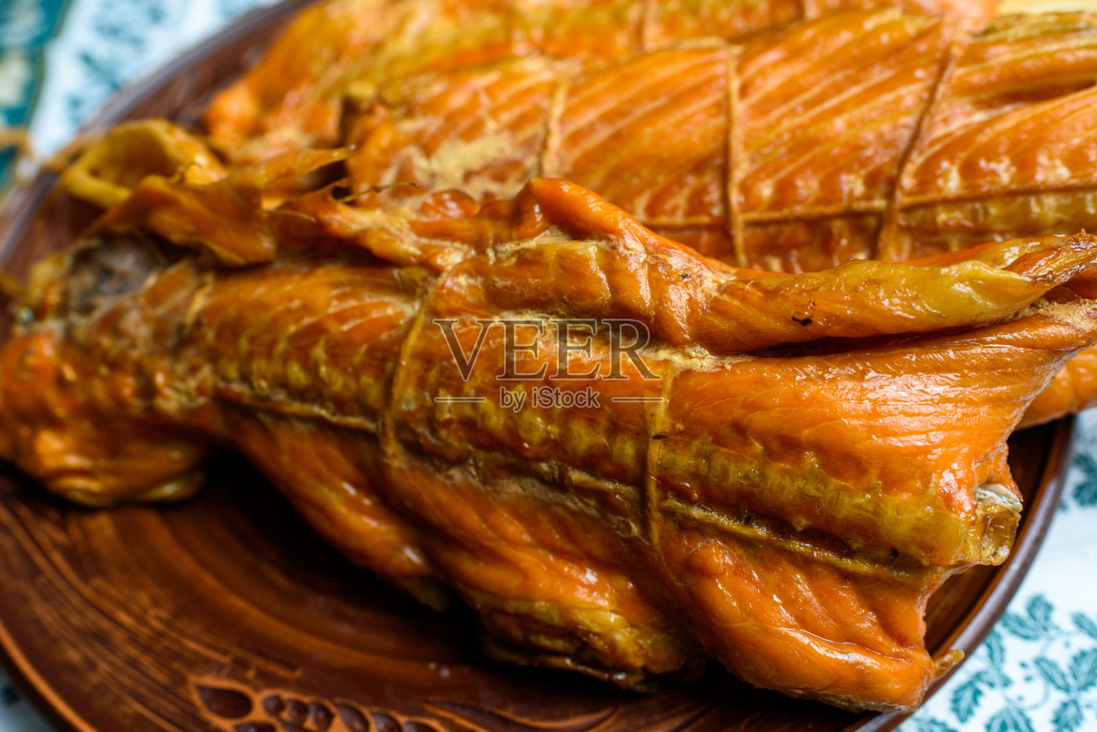 腌鱼在盘子里照片摄影图片